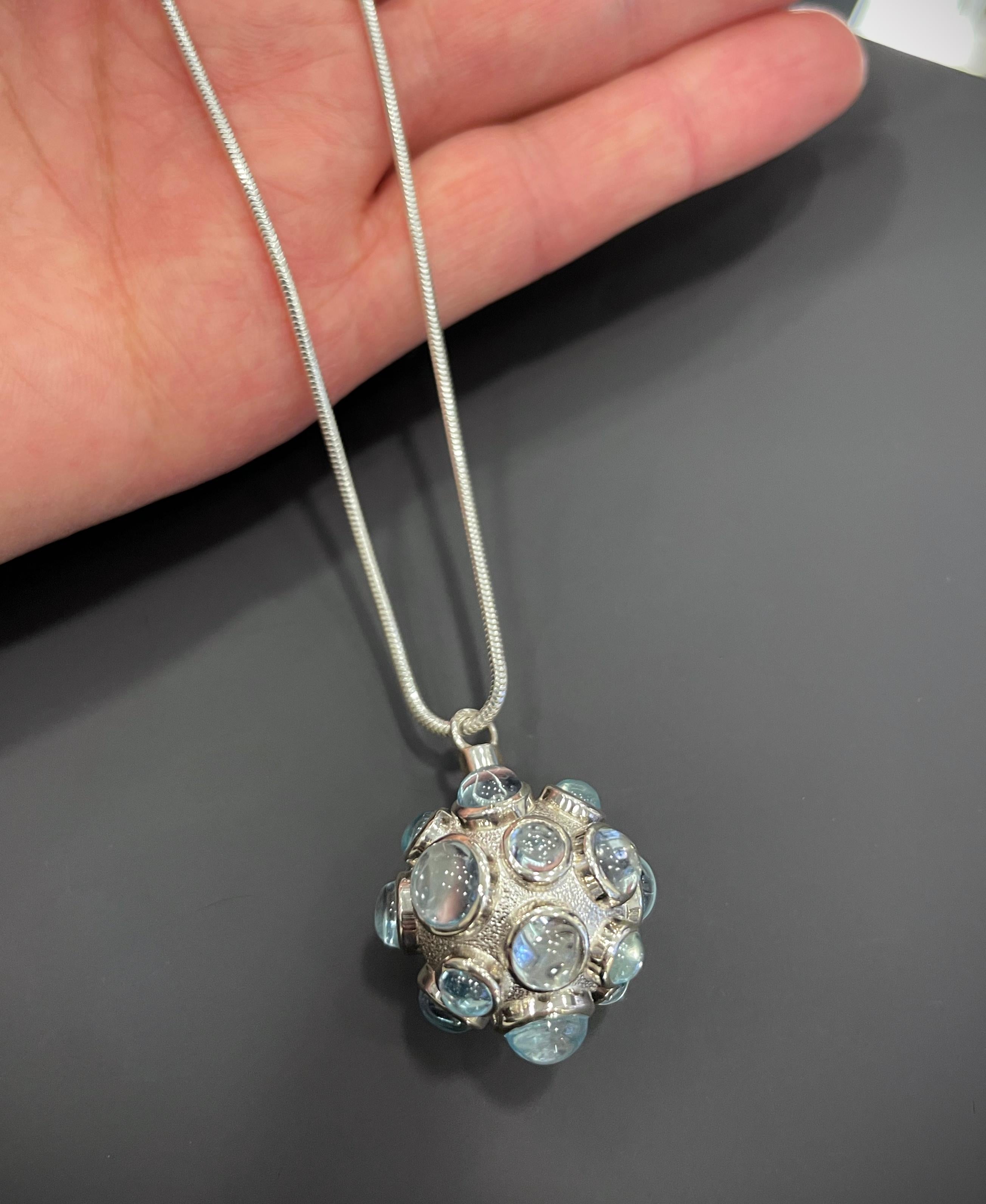 Silver Necklace with Topaz Gemstones In New Condition For Sale In Kaunas, LT