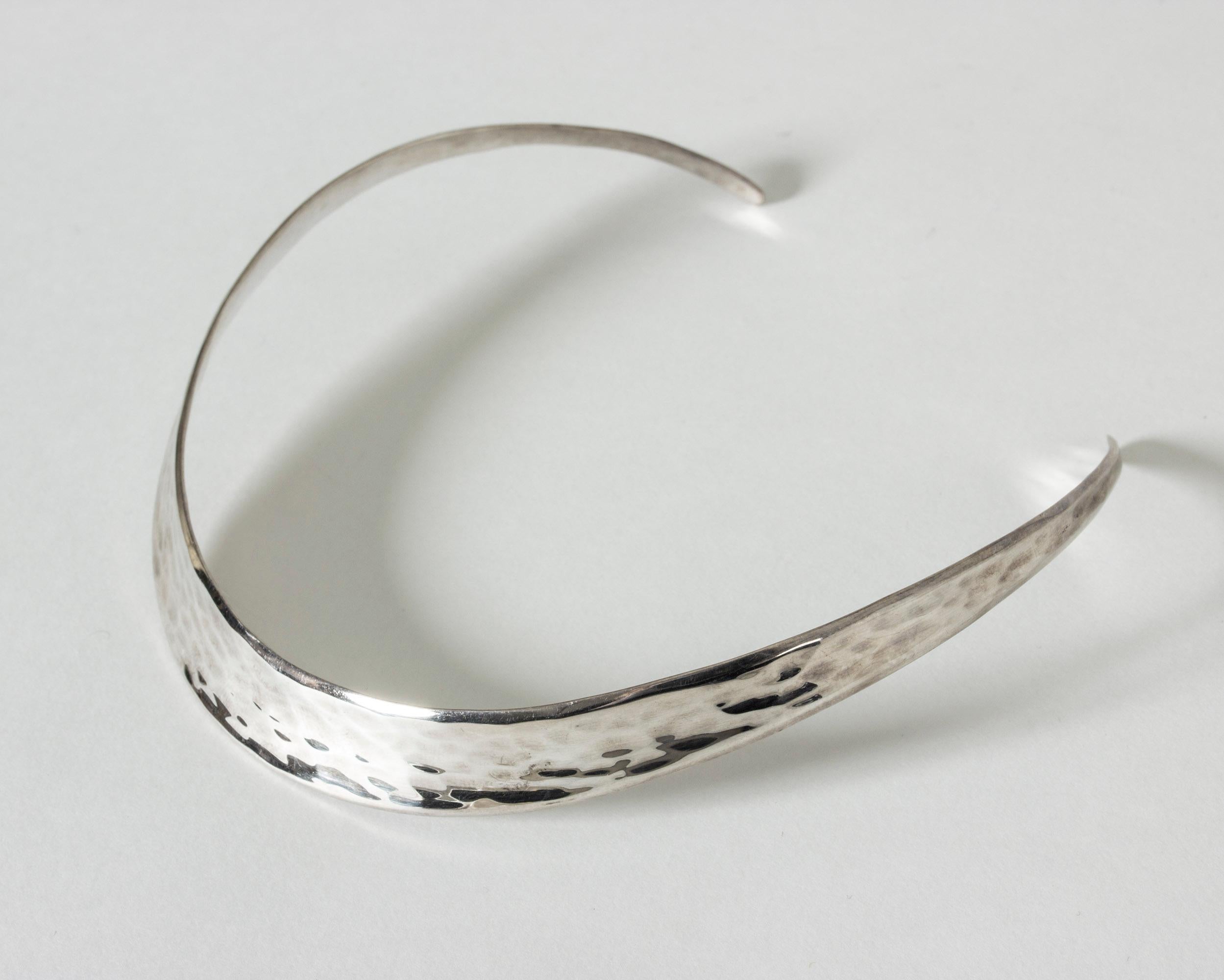 Crisp, elegant silver choker from Alton, simple and expressive. Hammered structure that captures the light in a great way.