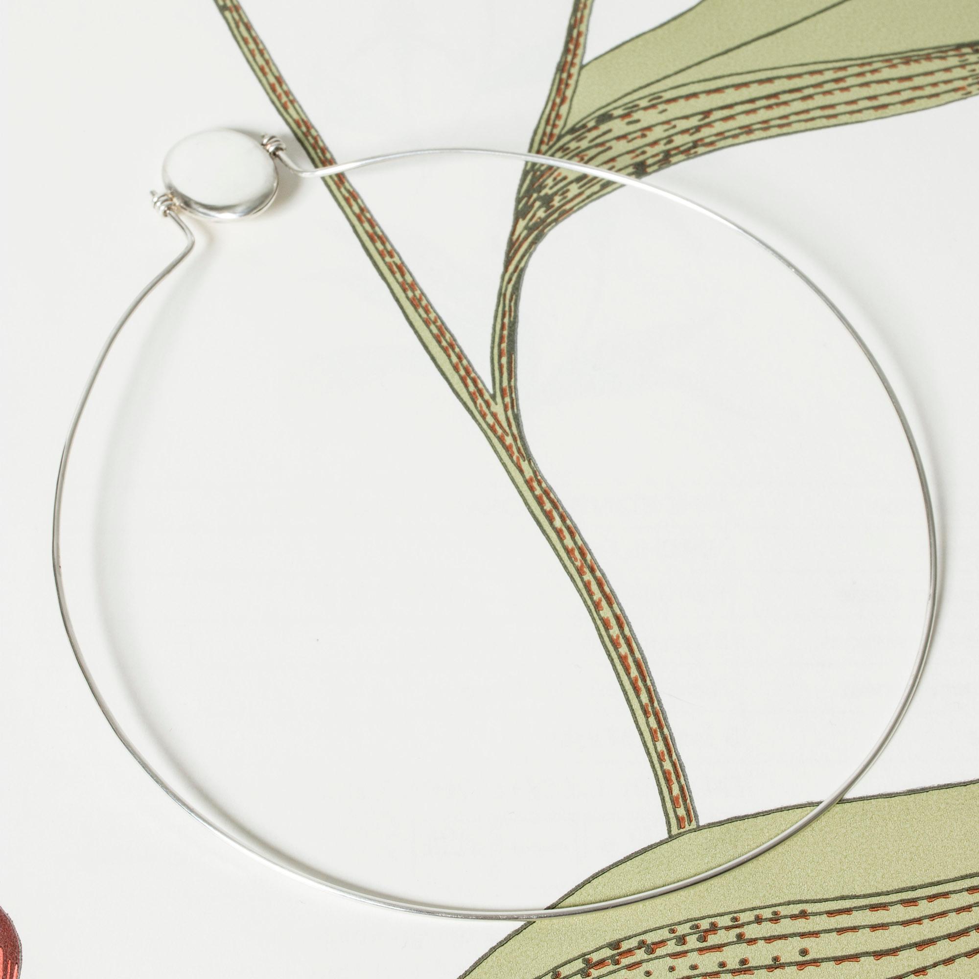 Sehr cooler silberner Halsring von Pekka Piekäinen, in einem glatten, minimalistischen Design. Das Oval in der Mitte ist ein Medaillon, das an der Seite elegant mit Bügeln verschlossen ist.
