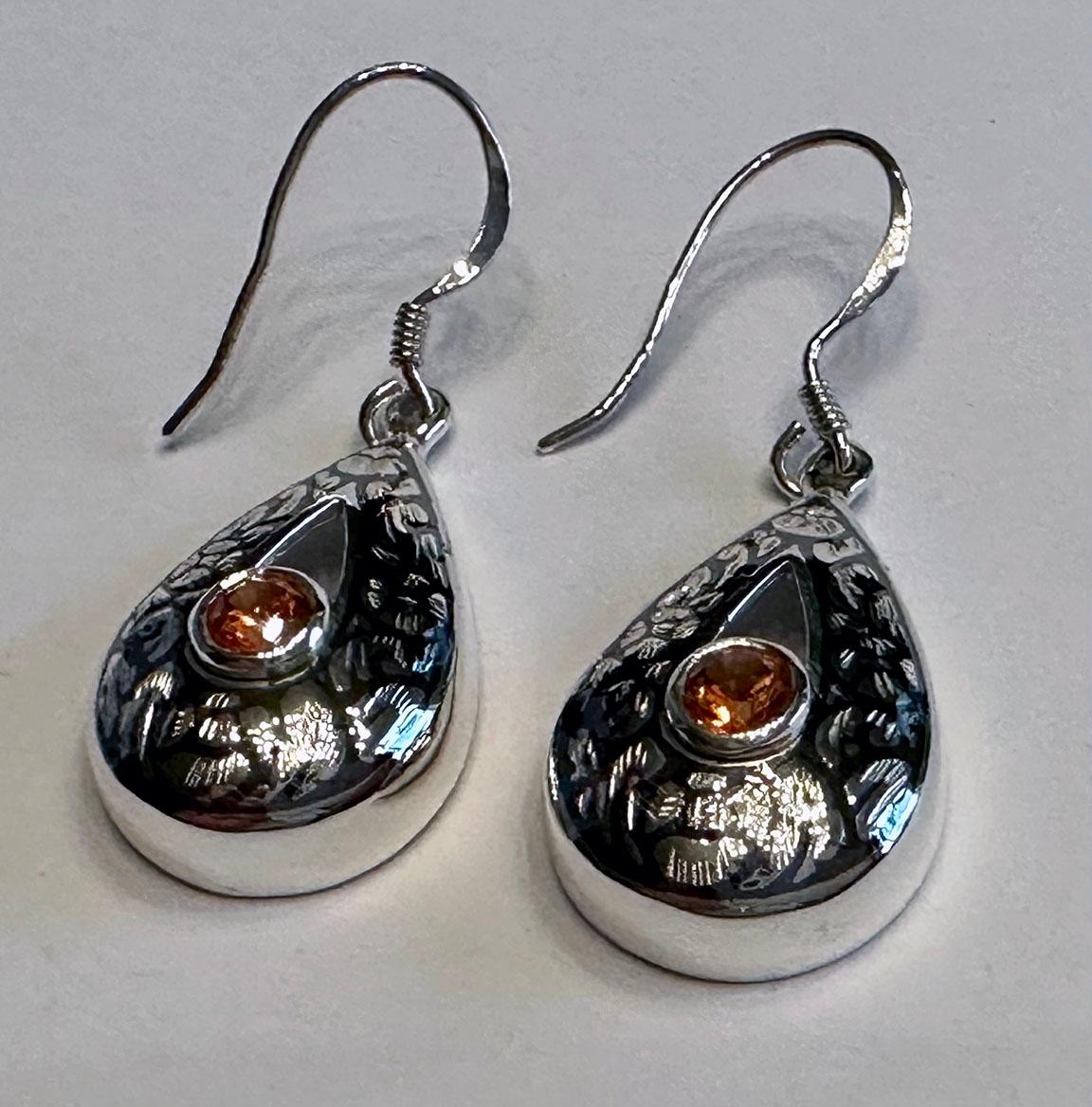 Silver Nielloware Earrings set with Orange Sapphires In New Condition For Sale In Seattle, WA