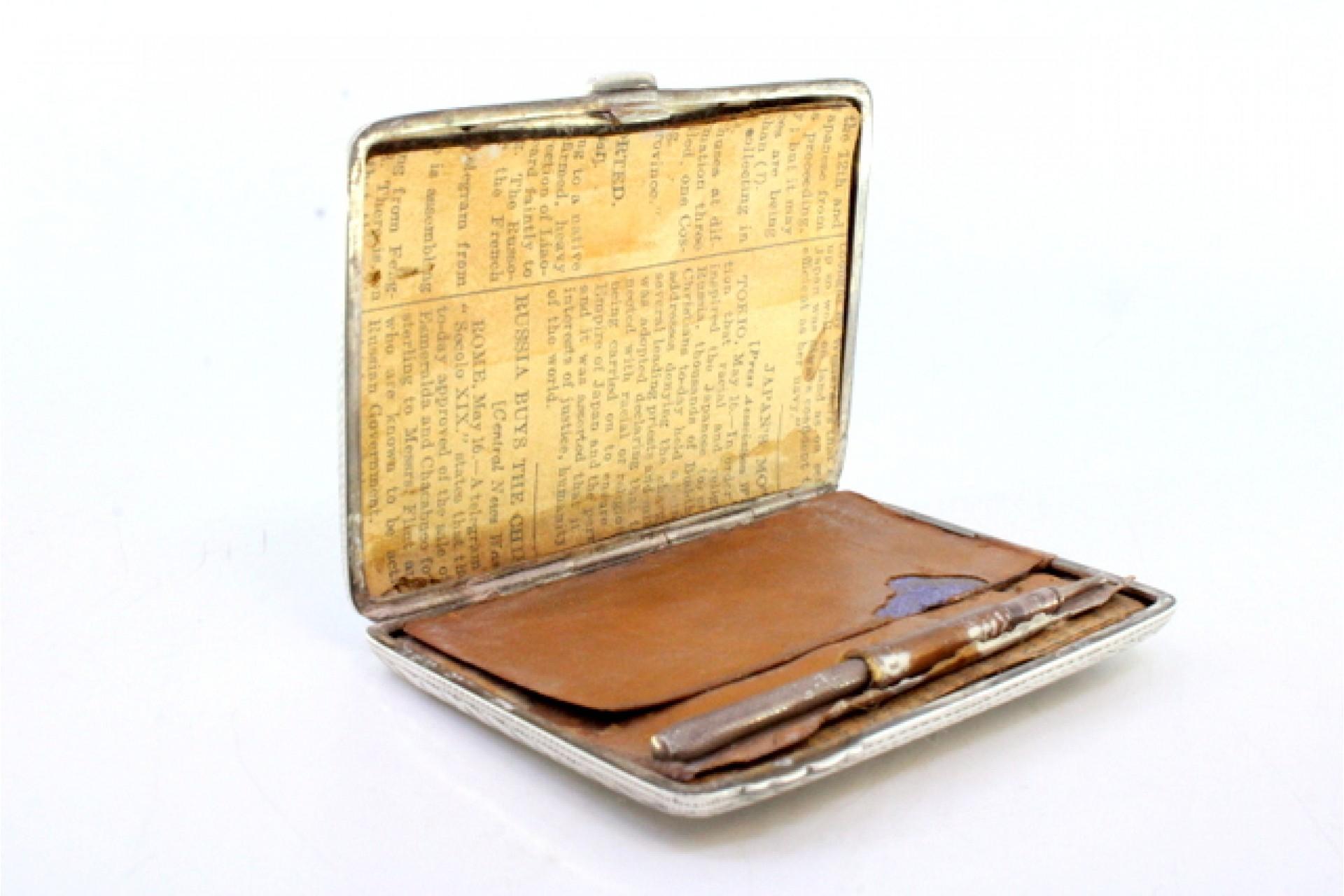 Silver notepad with floral reliefs, pen and leaves For Sale 2