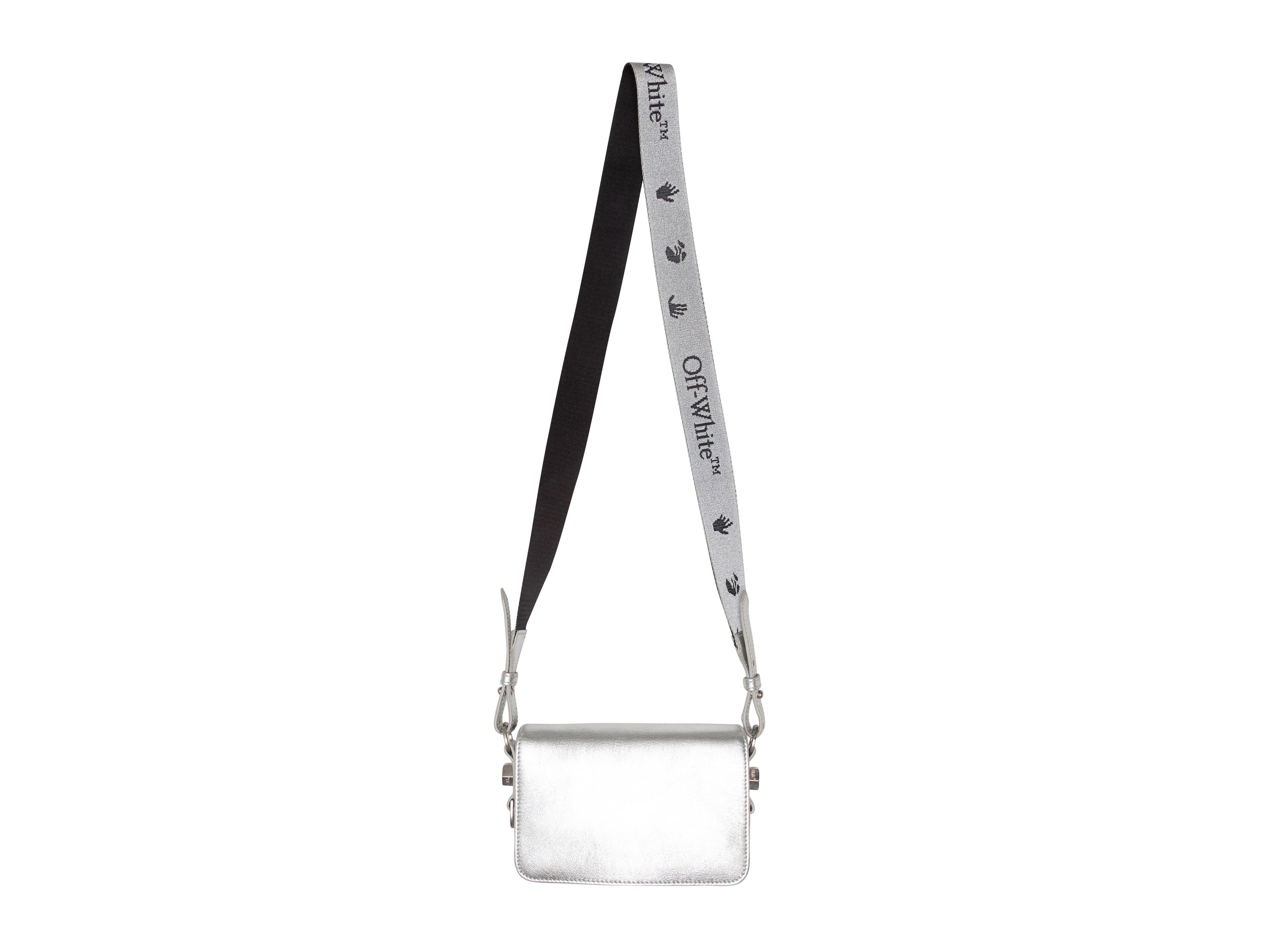 Borsa a tracolla in pelle Off-White argento. Questa borsa crossbody presenta un corpo in pelle metallizzata, finiture in argento, un'unica tracolla piatta e una chiusura frontale con patta. 7