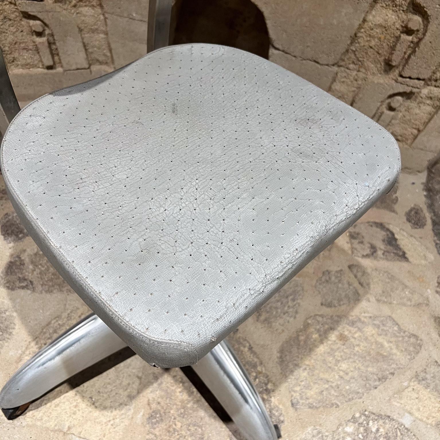 1950s Gio Ponti GoodForm Silver Industrial Tanker Chair Swivel Office en vente 6