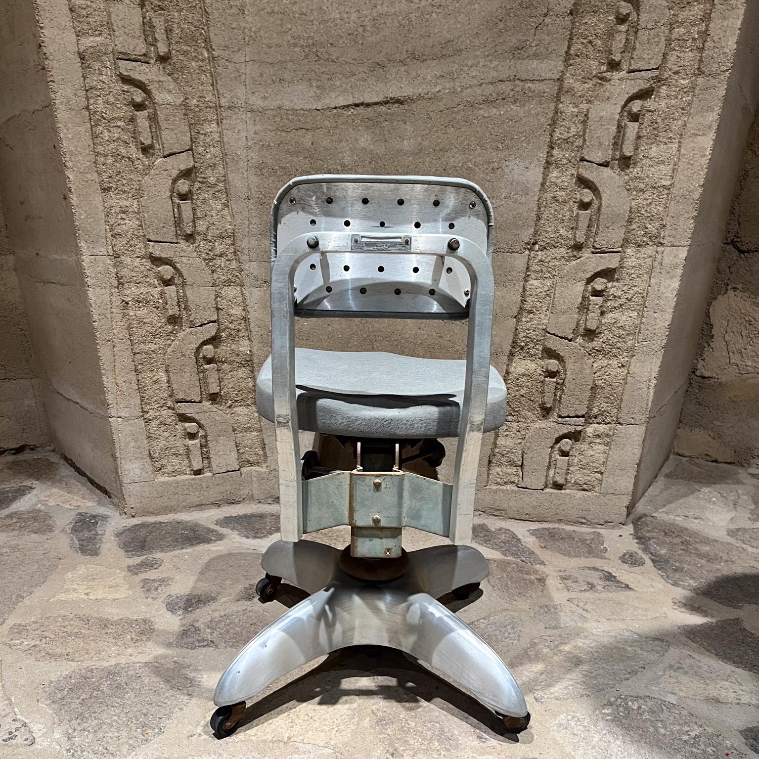 1950s Gio Ponti GoodForm Silver Industrial Tanker Chair Swivel Office en vente 11