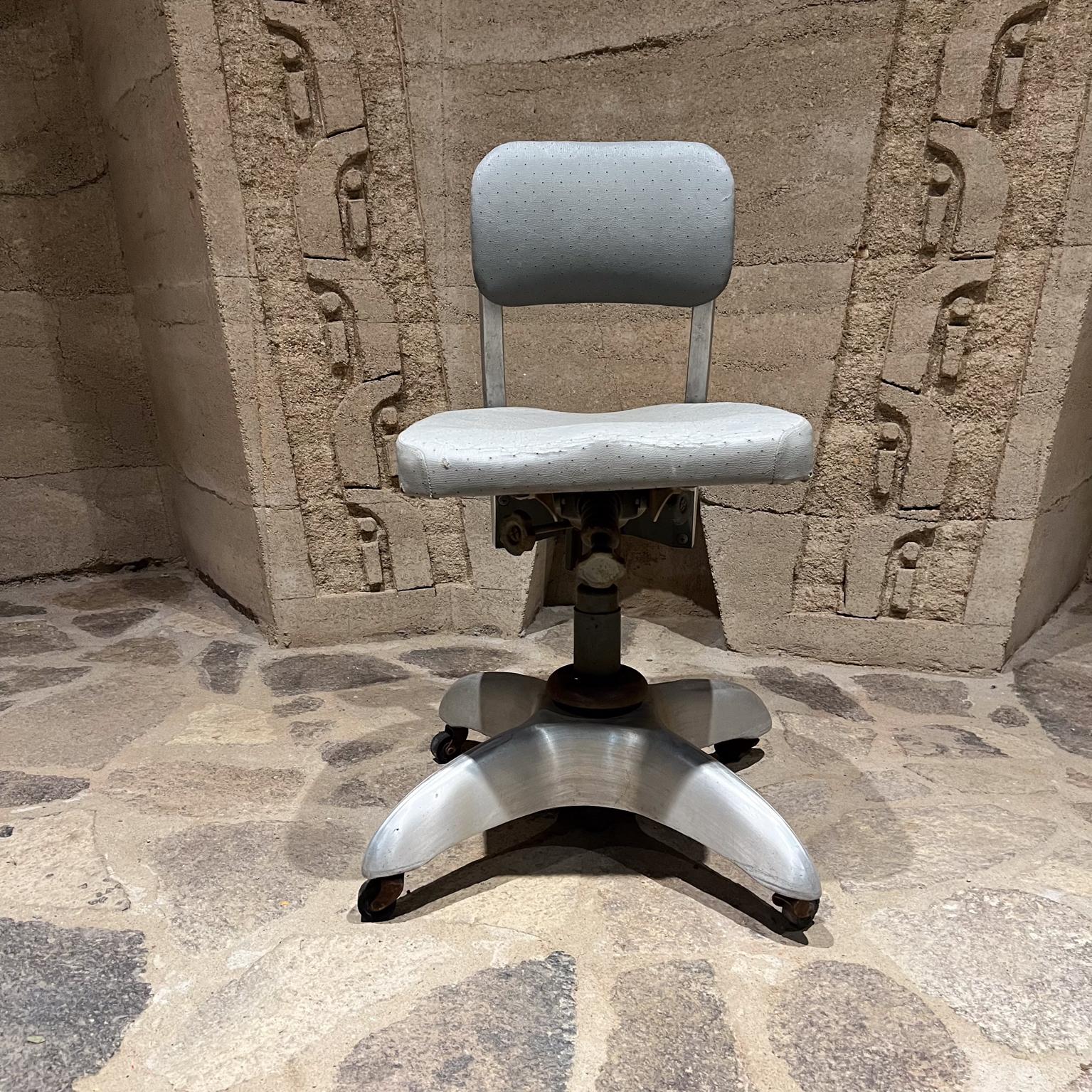 Mid-Century Modern 1950s Gio Ponti GoodForm Silver Industrial Tanker Chair Swivel Office en vente