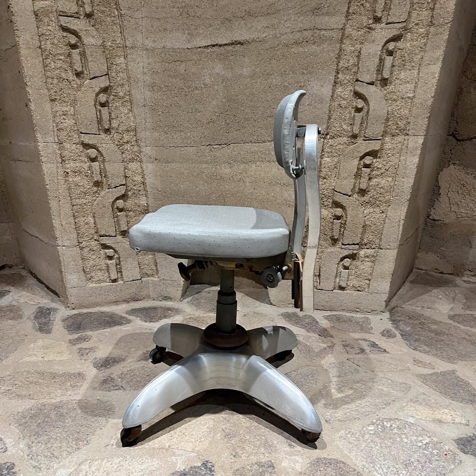 1950s Gio Ponti GoodForm Silver Industrial Tanker Chair Swivel Office en vente 2