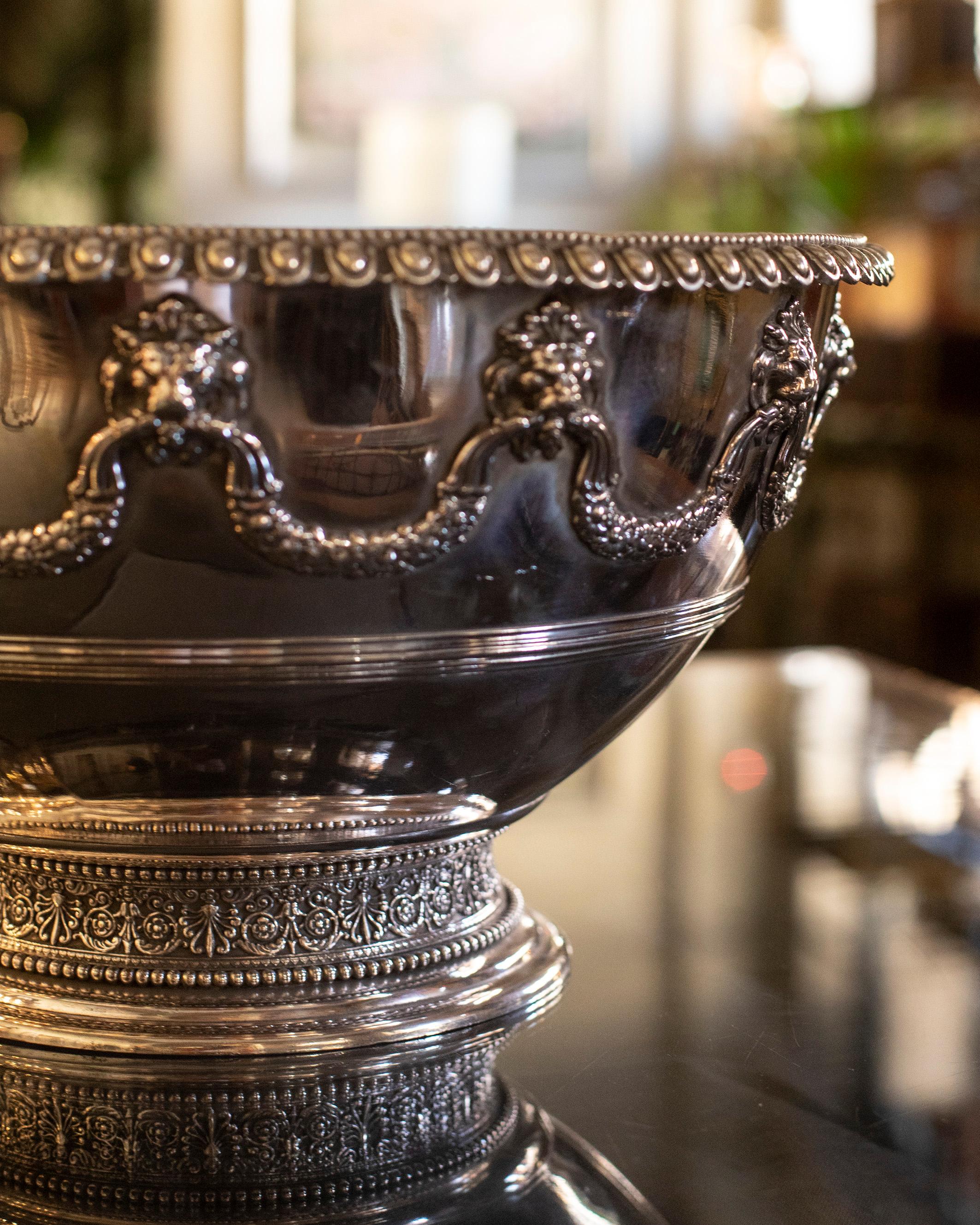 Silver on copper Rose Bowl with Lions decoration In Excellent Condition For Sale In Milan, IT