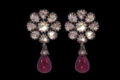 Pendientes de plata sobre oro con diamantes talla rosa en forma de flor con rubí