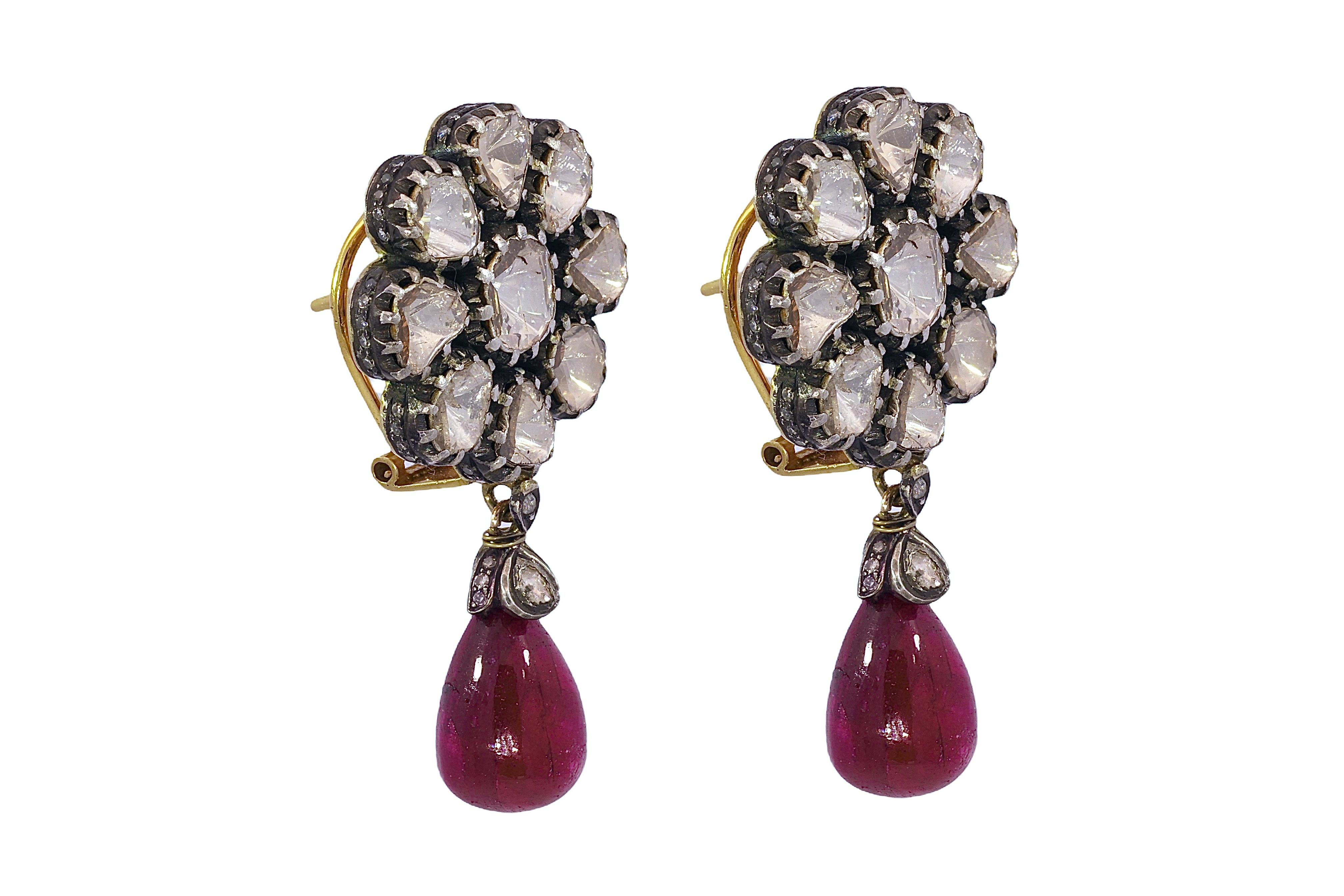 Silver on Gold Earrings With Rose Cut Diamonds in Flower Shape with Ruby  In Excellent Condition For Sale In Antwerp, BE
