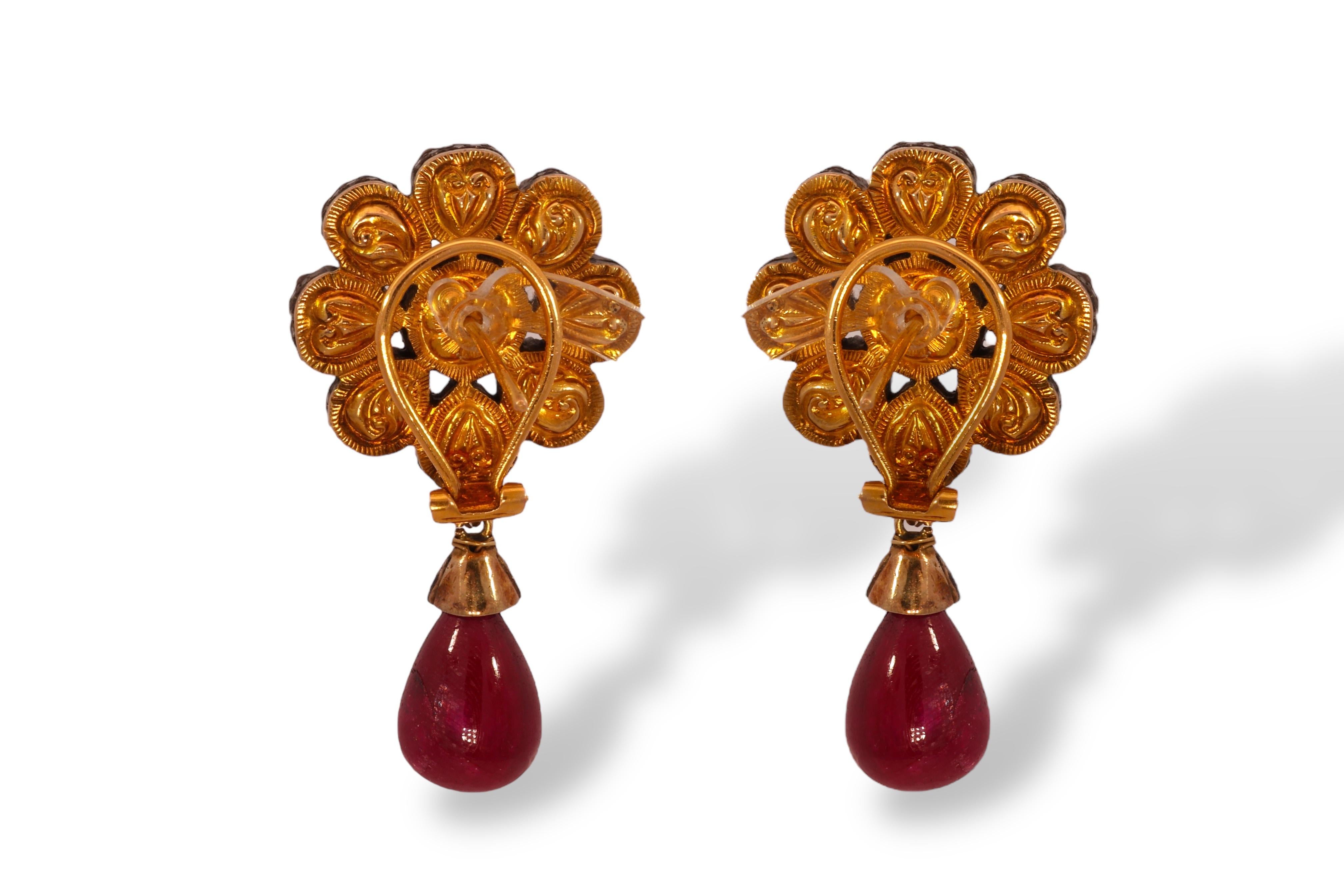 Pendientes de plata sobre oro con diamantes talla rosa en forma de flor con rubí en venta 3