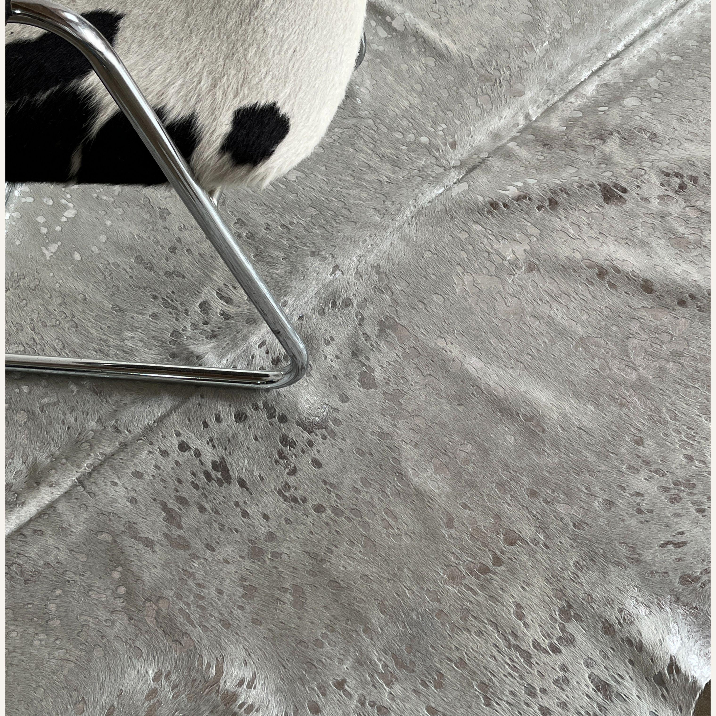 Plata sobre blanco - Alfombra metálica de cuero de vaca, hecha a mano, 2 x 2,5 m Moderno en venta