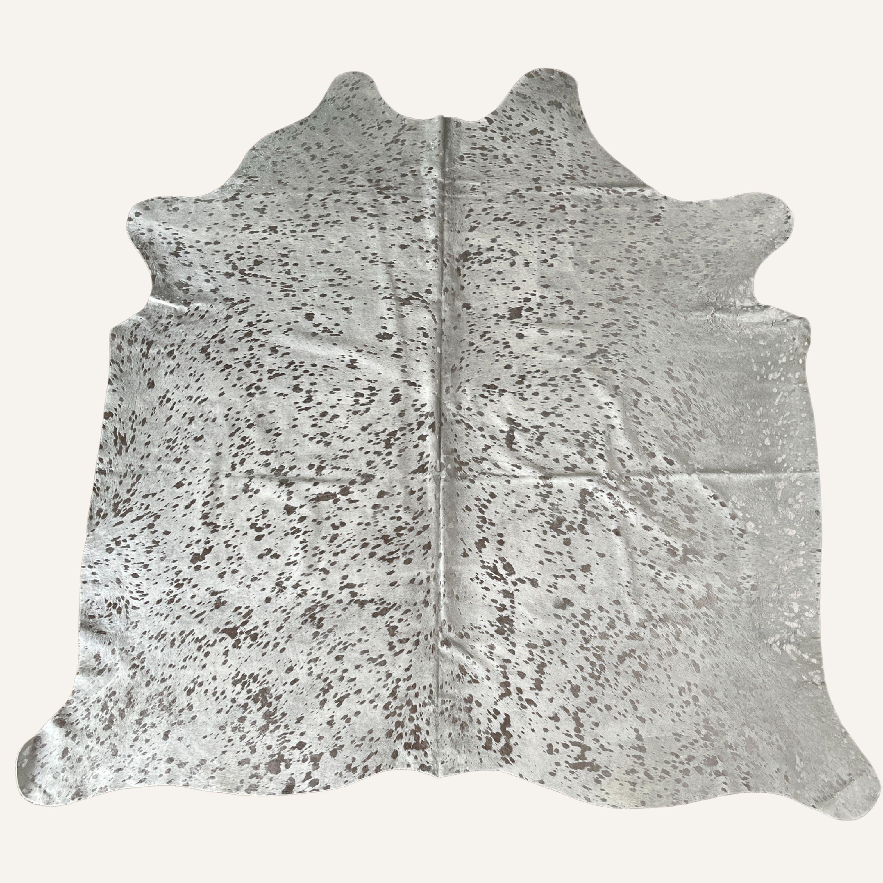 Plata sobre blanco - Alfombra metálica de cuero de vaca, hecha a mano, 2 x 2,5 m Brasileño en venta