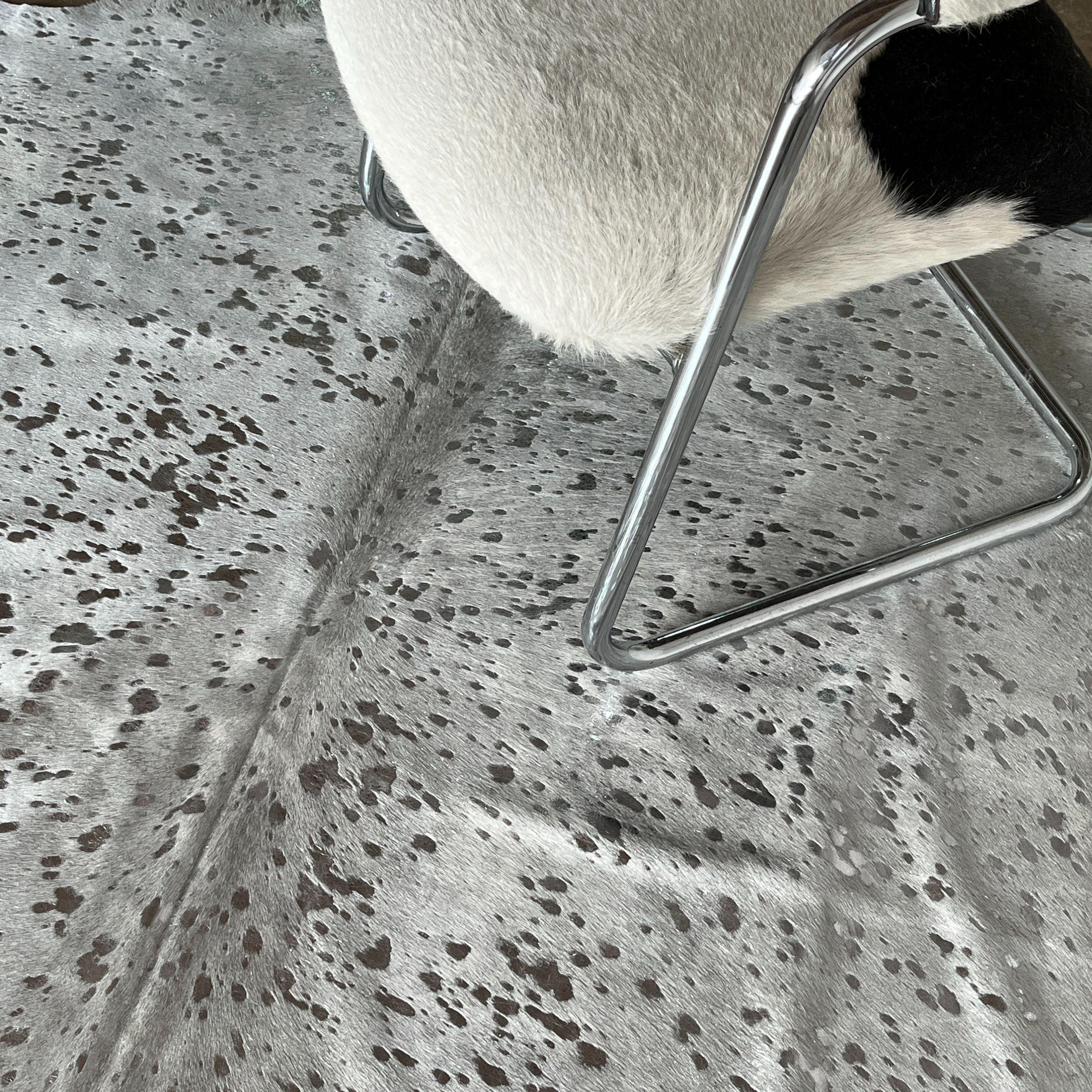 Plata sobre blanco - Alfombra metálica de cuero de vaca, hecha a mano, 2 x 2,5 m Cuero de vaca en venta