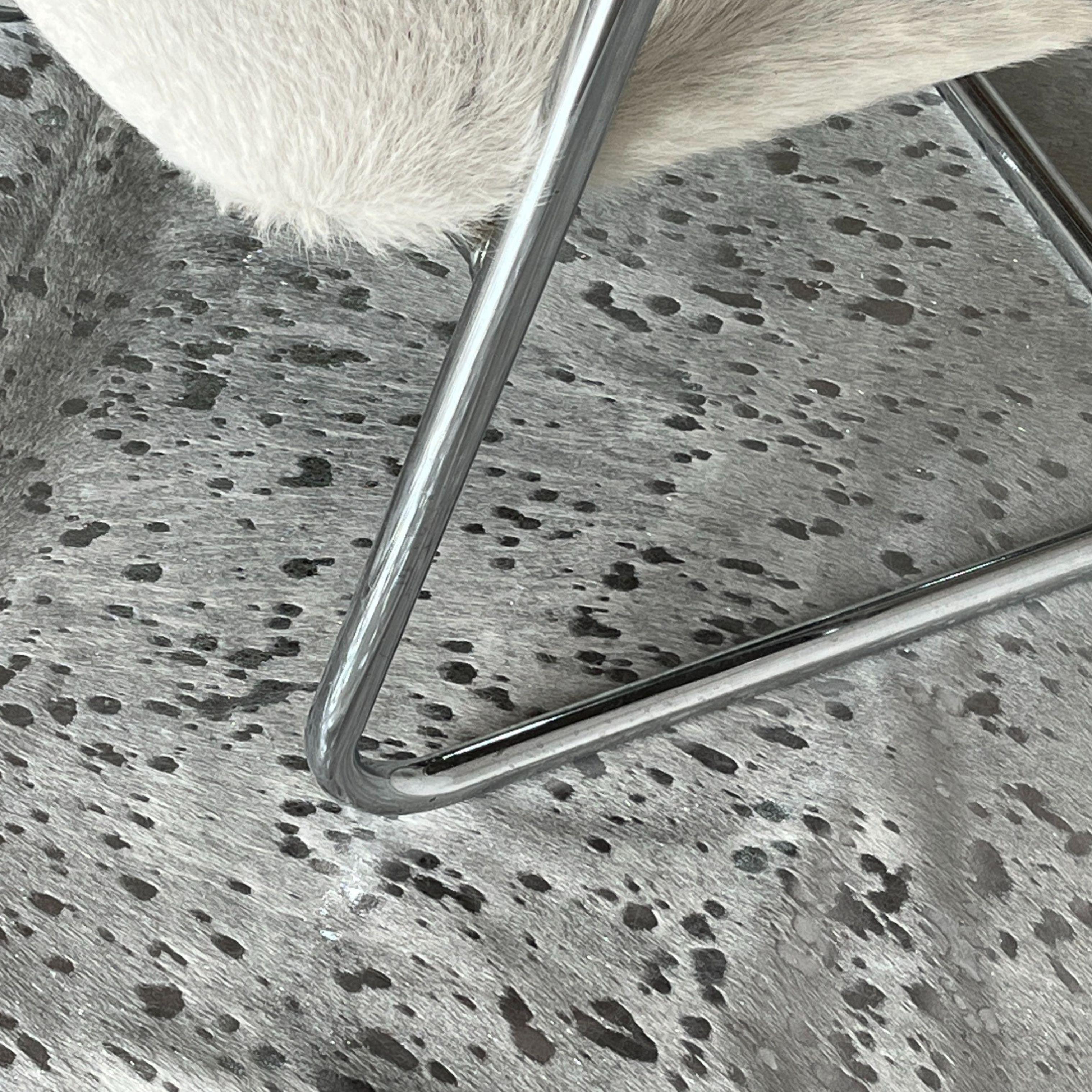 Plata sobre blanco - Alfombra metálica de cuero de vaca, hecha a mano, 2 x 2,5 m en venta 1