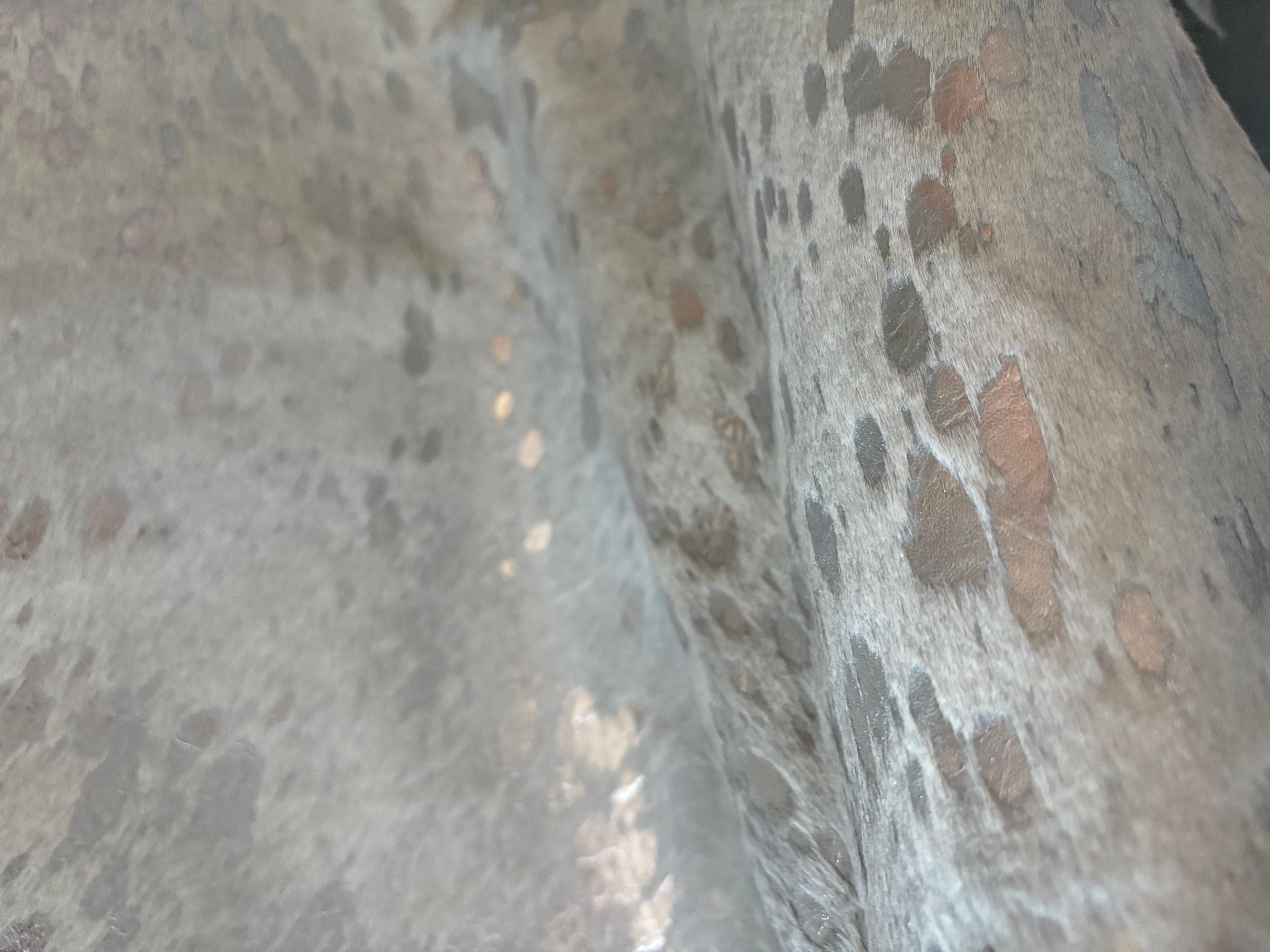 Plata sobre blanco - Alfombra metálica de cuero de vaca, hecha a mano, 2 x 2,5 m en venta 2