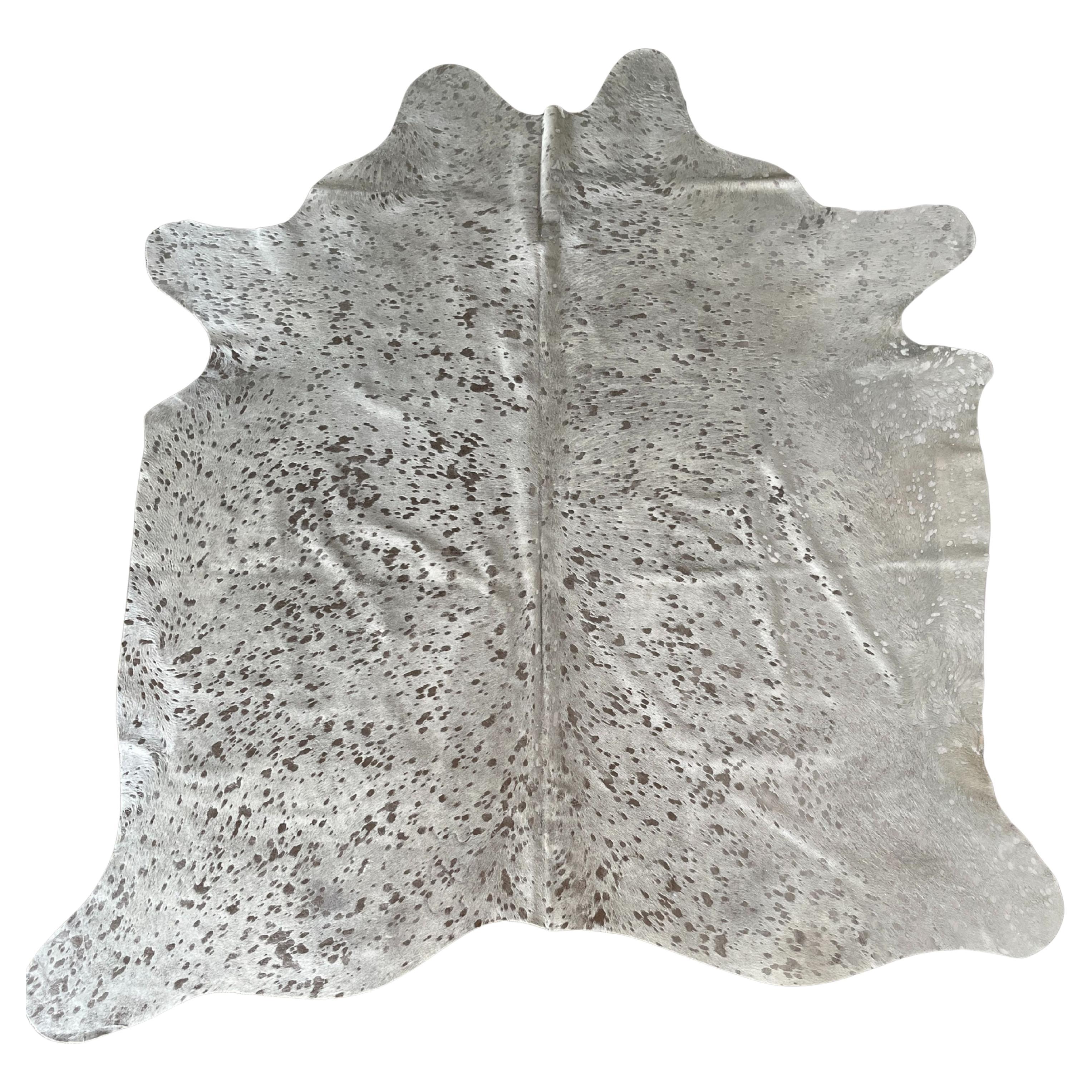 Plata sobre blanco - Alfombra metálica de cuero de vaca, hecha a mano, 2 x 2,5 m en venta