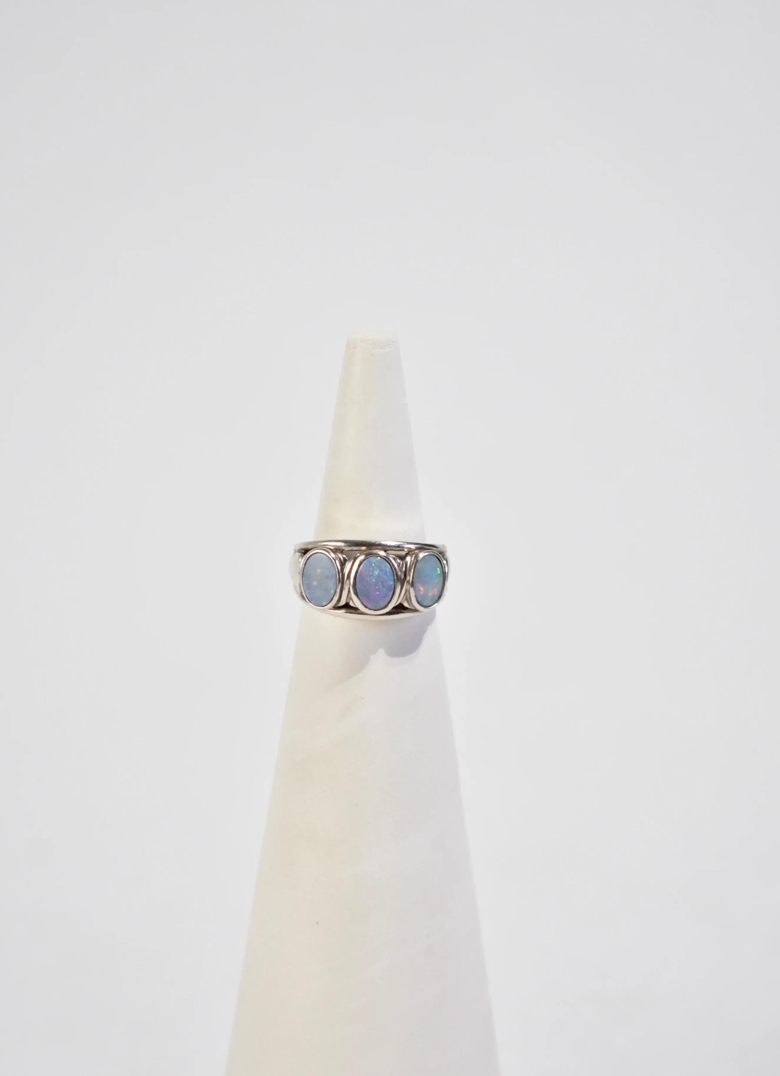 Vintage sterling ring with three opal cabochons. Stamped 925.

Material: Sterling silver, opal.

