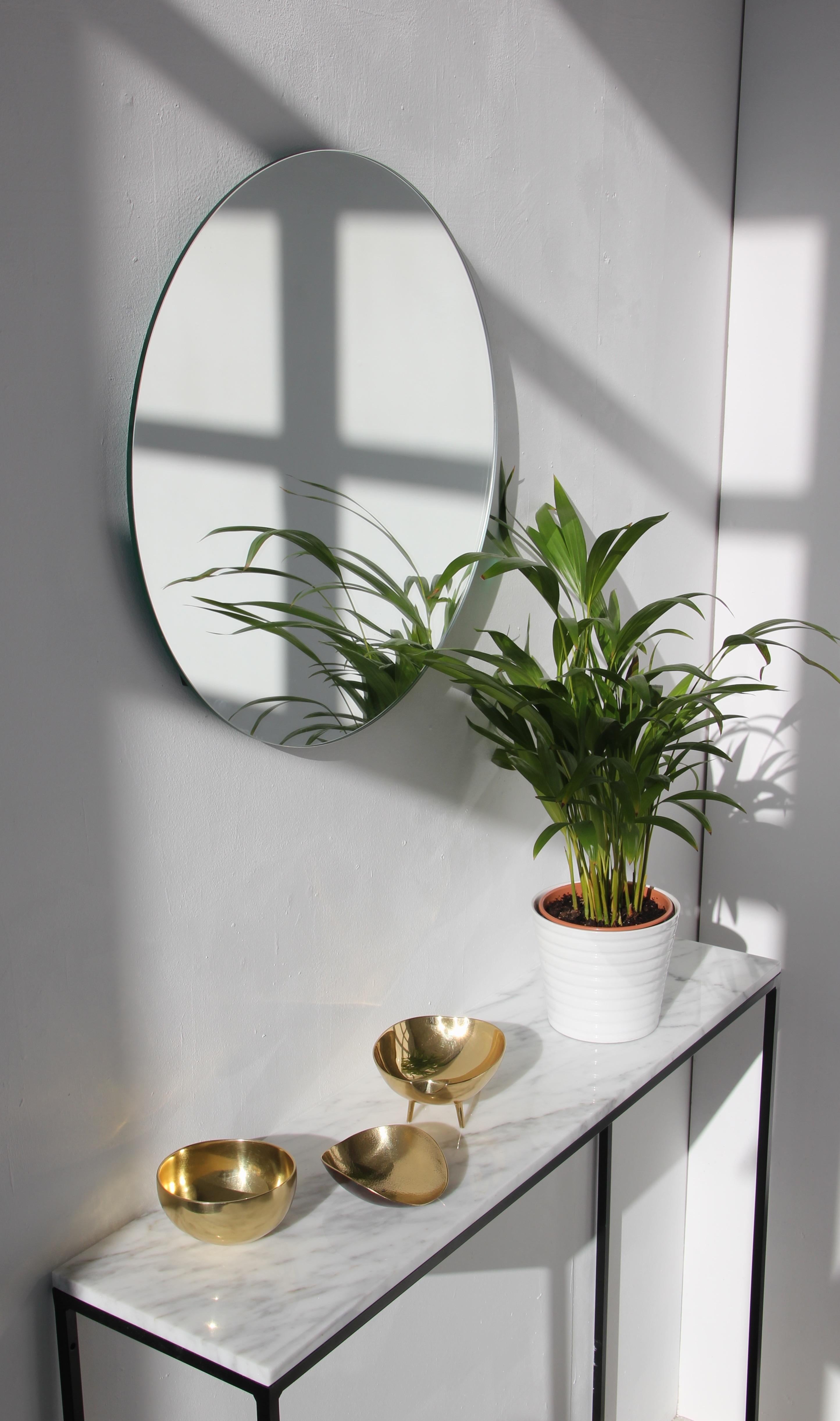 Orbis Runder minimalistischer rahmenloser Spiegel mit Schwebeeffekt, Regular (Moderne) im Angebot