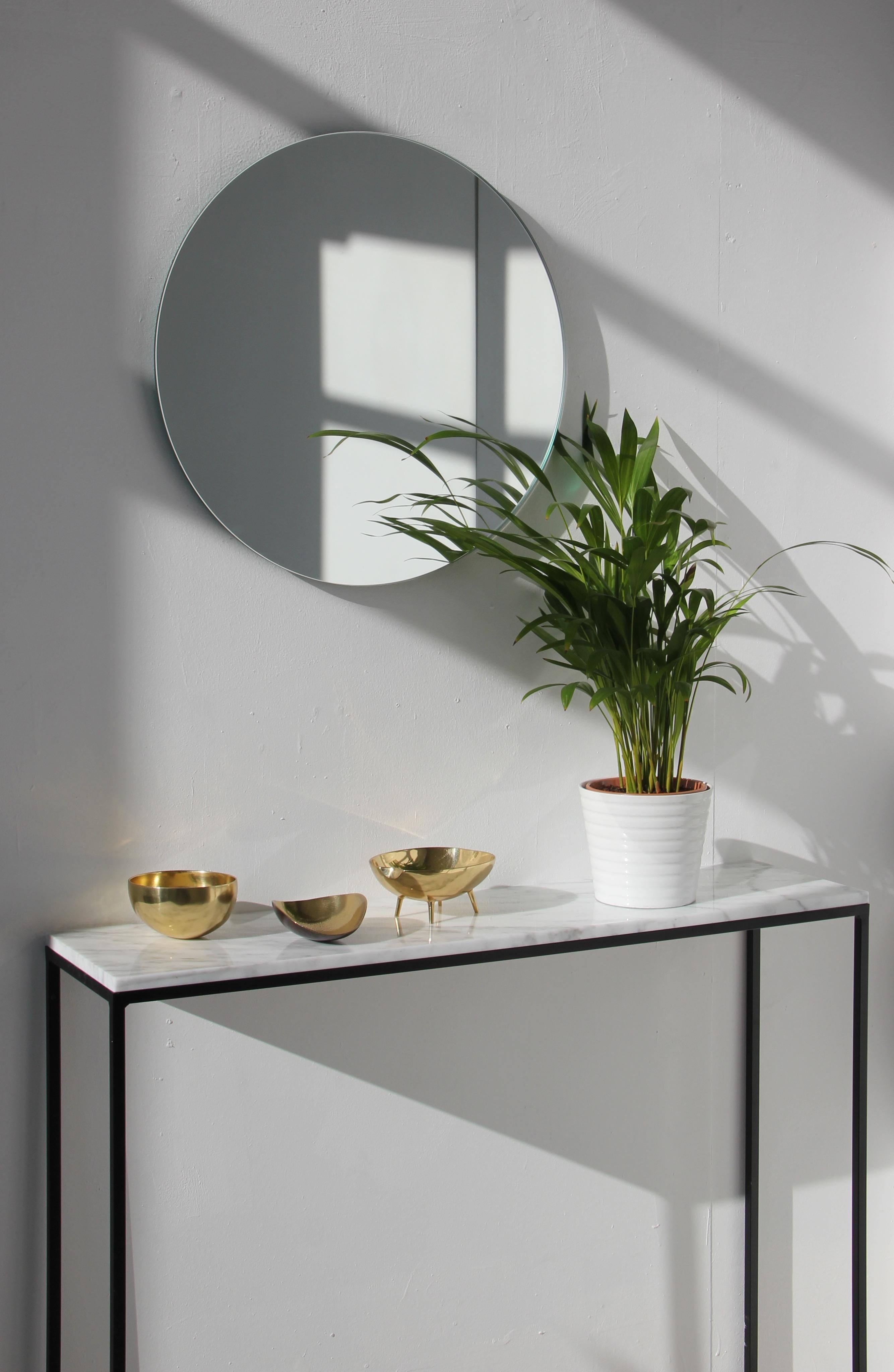 Britannique Miroir rond minimaliste sans cadre Orbis avec effet flottant, régulier en vente