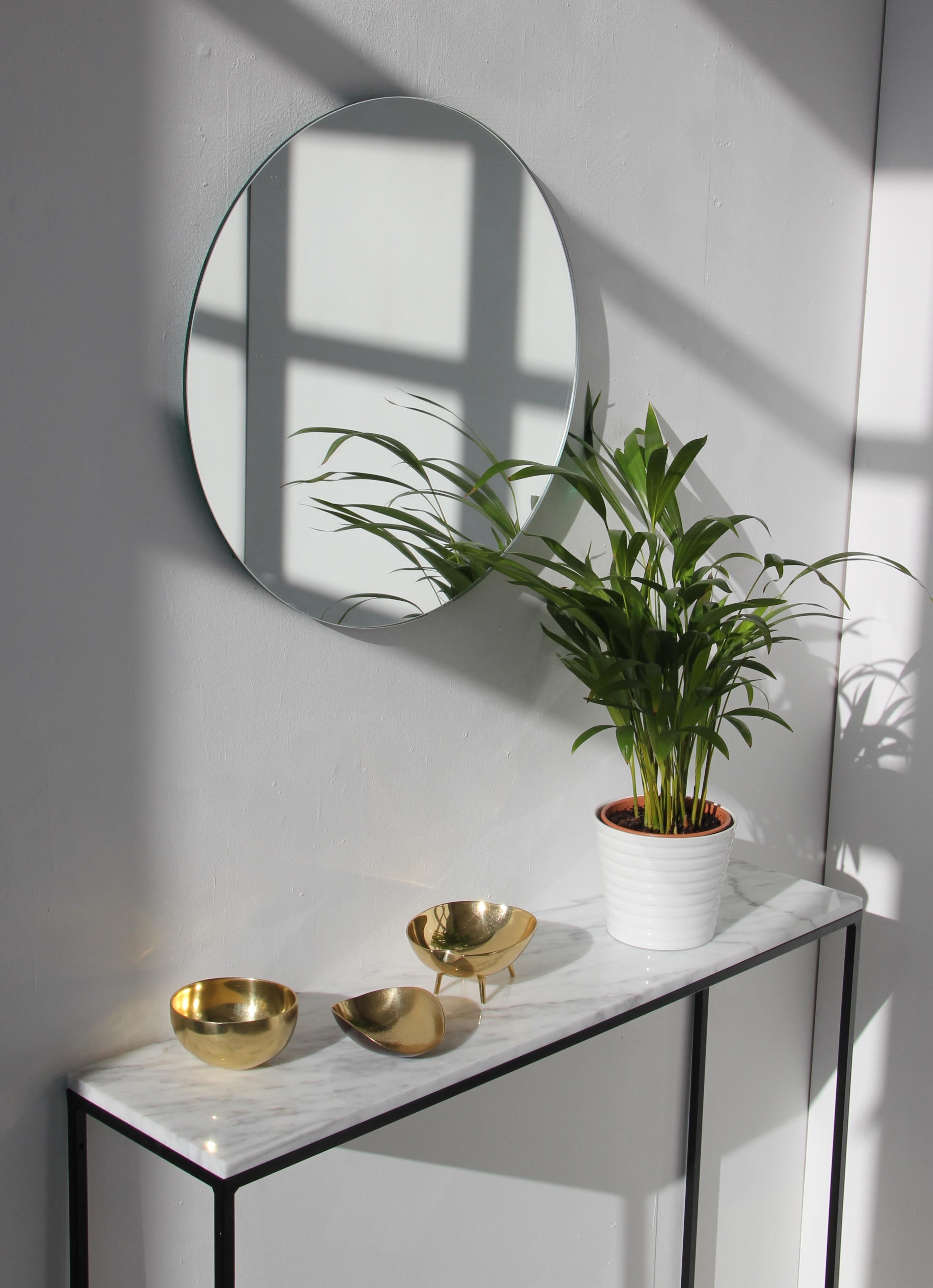 Miroir rond minimaliste sans cadre Orbis avec effet flottant, régulier Neuf - En vente à London, GB