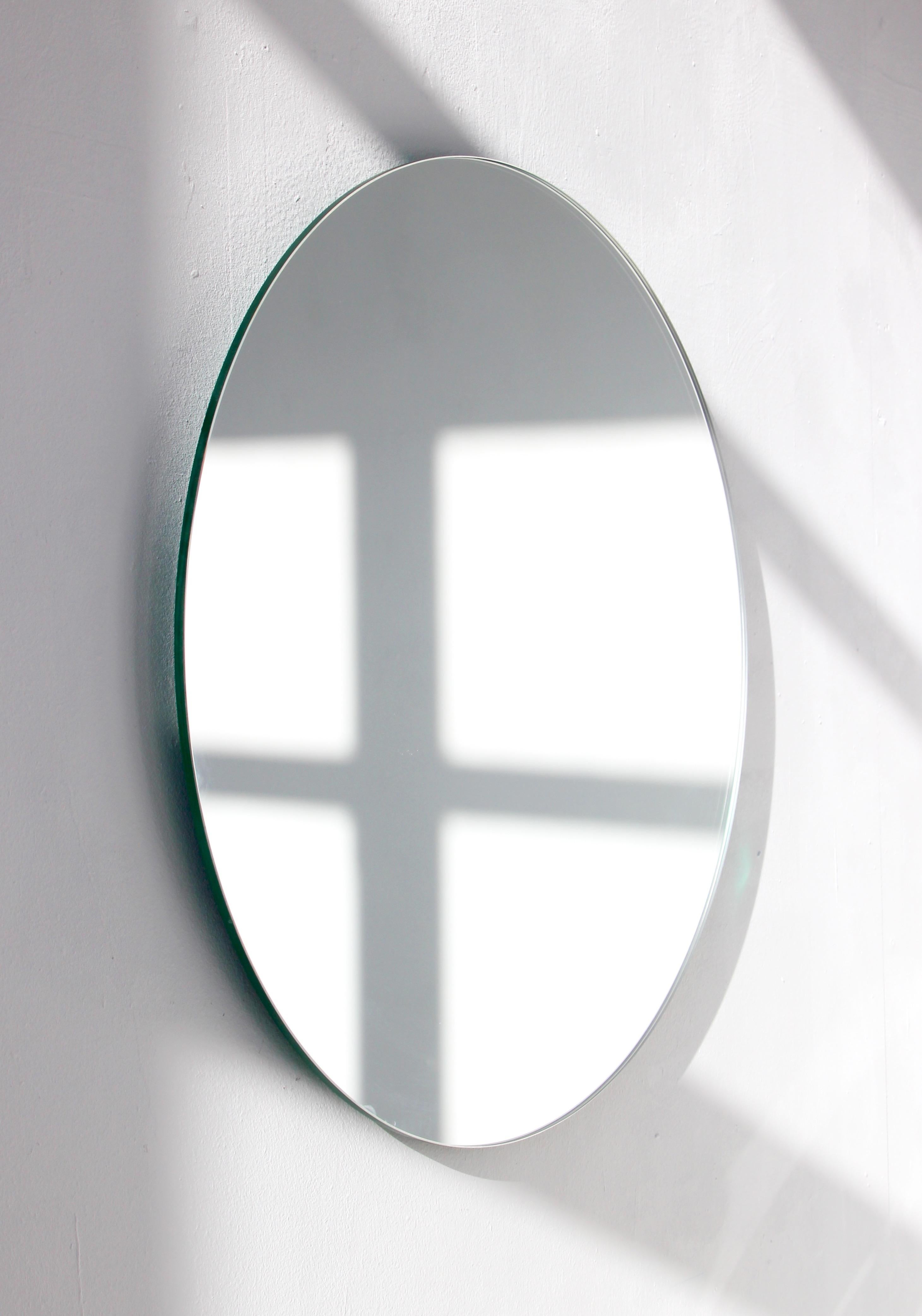 Charming and minimalist round frameless mirror with a floating effect. Quality design that ensures the mirror sits perfectly parallel to the wall. Designed and made in London, UK.

Fitted with professional plates not visible once installed for an