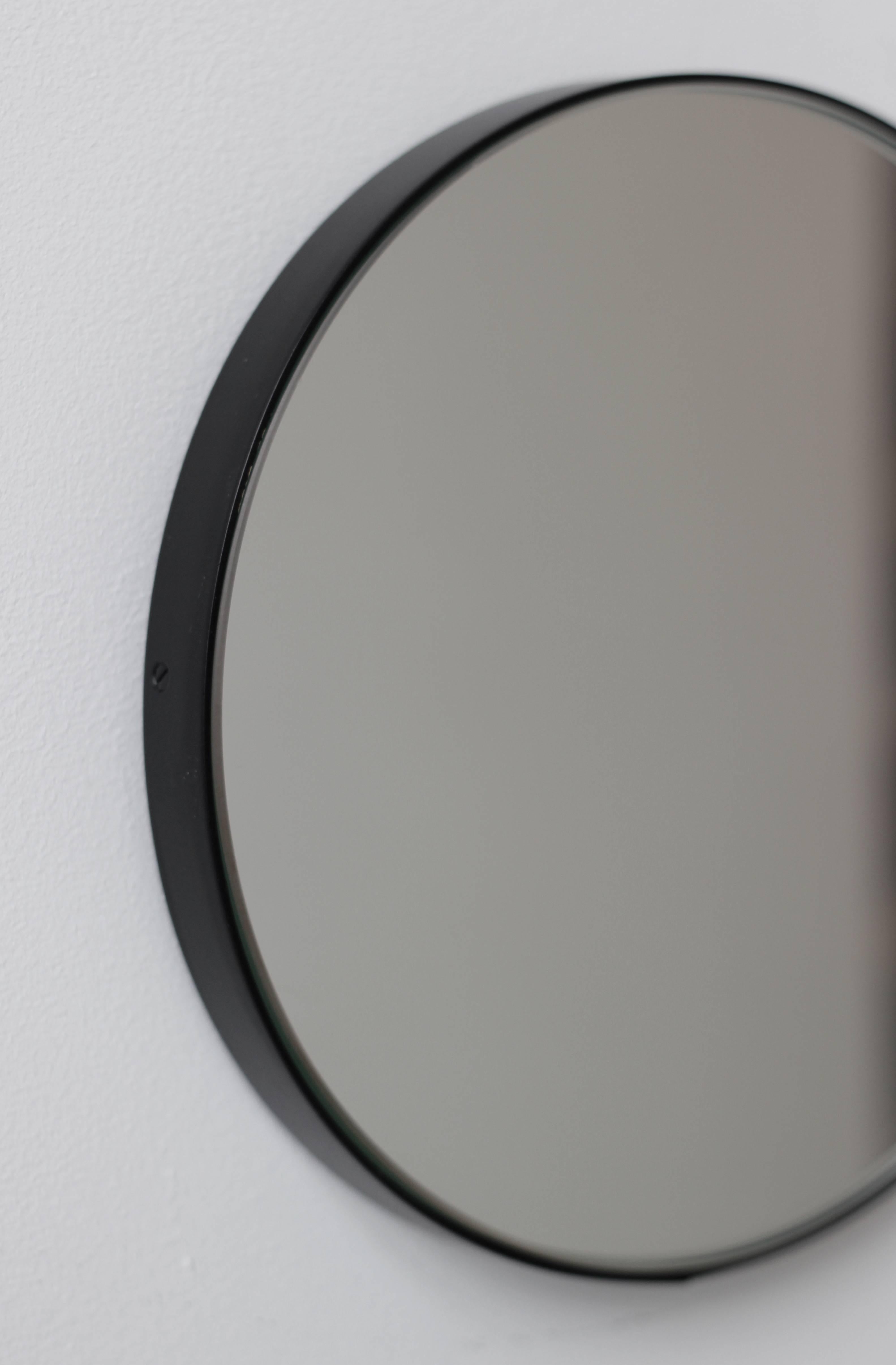 Organique Miroir rond minimaliste Orbis avec cadre noir, petit en vente