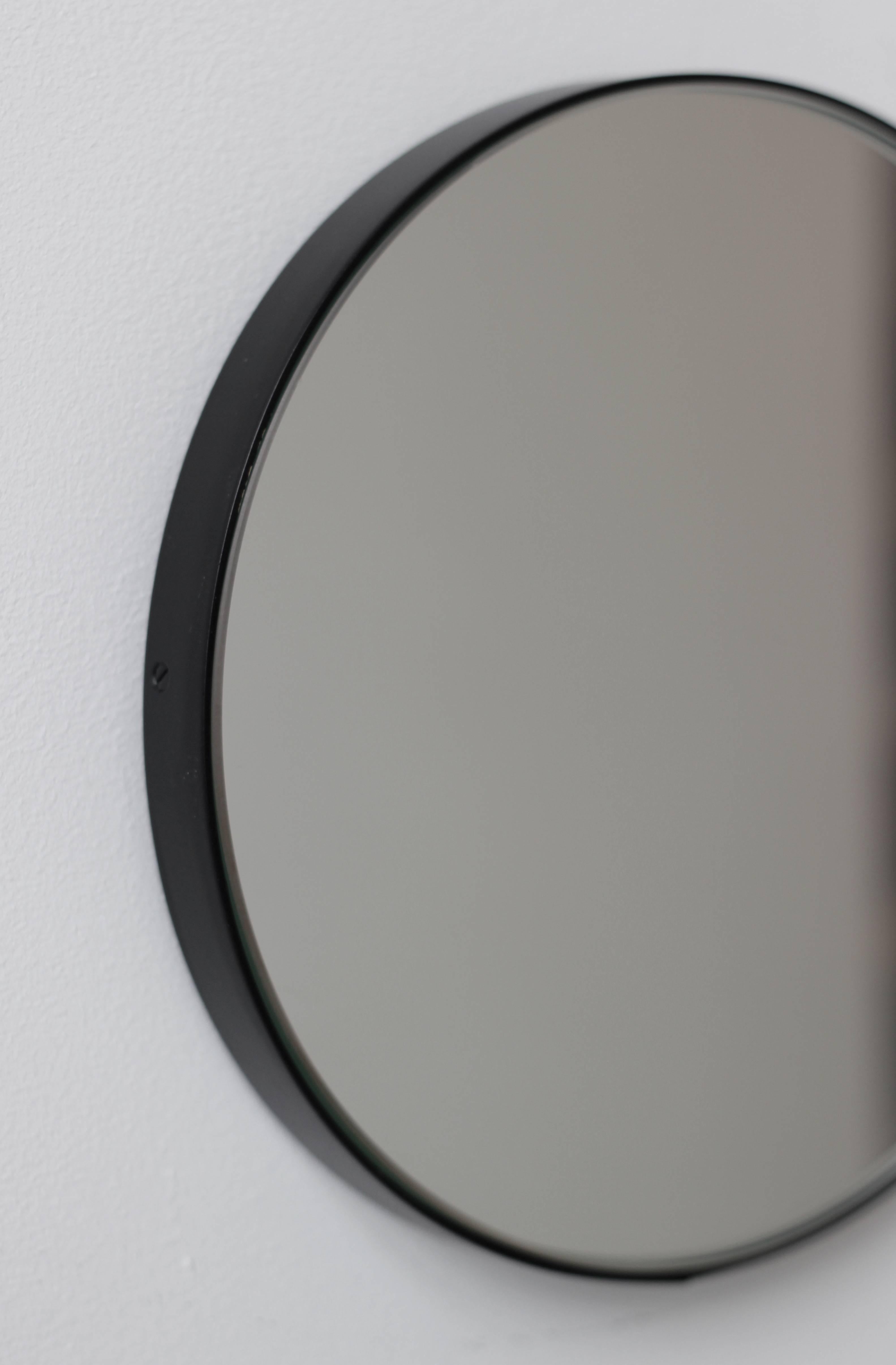 Miroir rond contemporain Orbis avec cadre noir élégant, grand format Neuf - En vente à London, GB