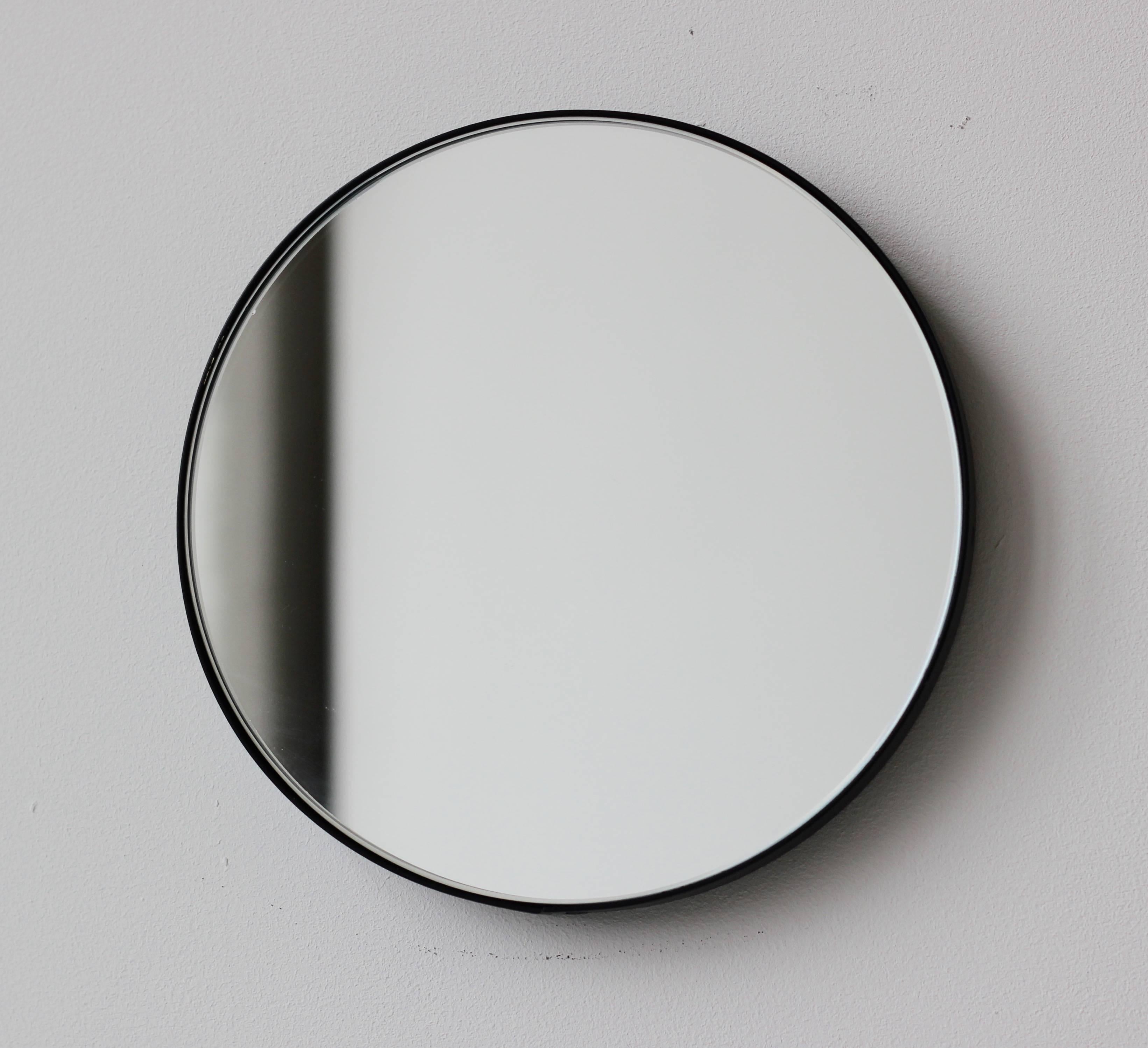 Miroir rond minimaliste avec un élégant cadre en aluminium thermolaqué noir. Conçu et fabriqué à la main à Londres, au Royaume-Uni.

Les miroirs de taille moyenne, grande et extra-large (60, 80 et 100 cm) sont équipés d'un ingénieux système de