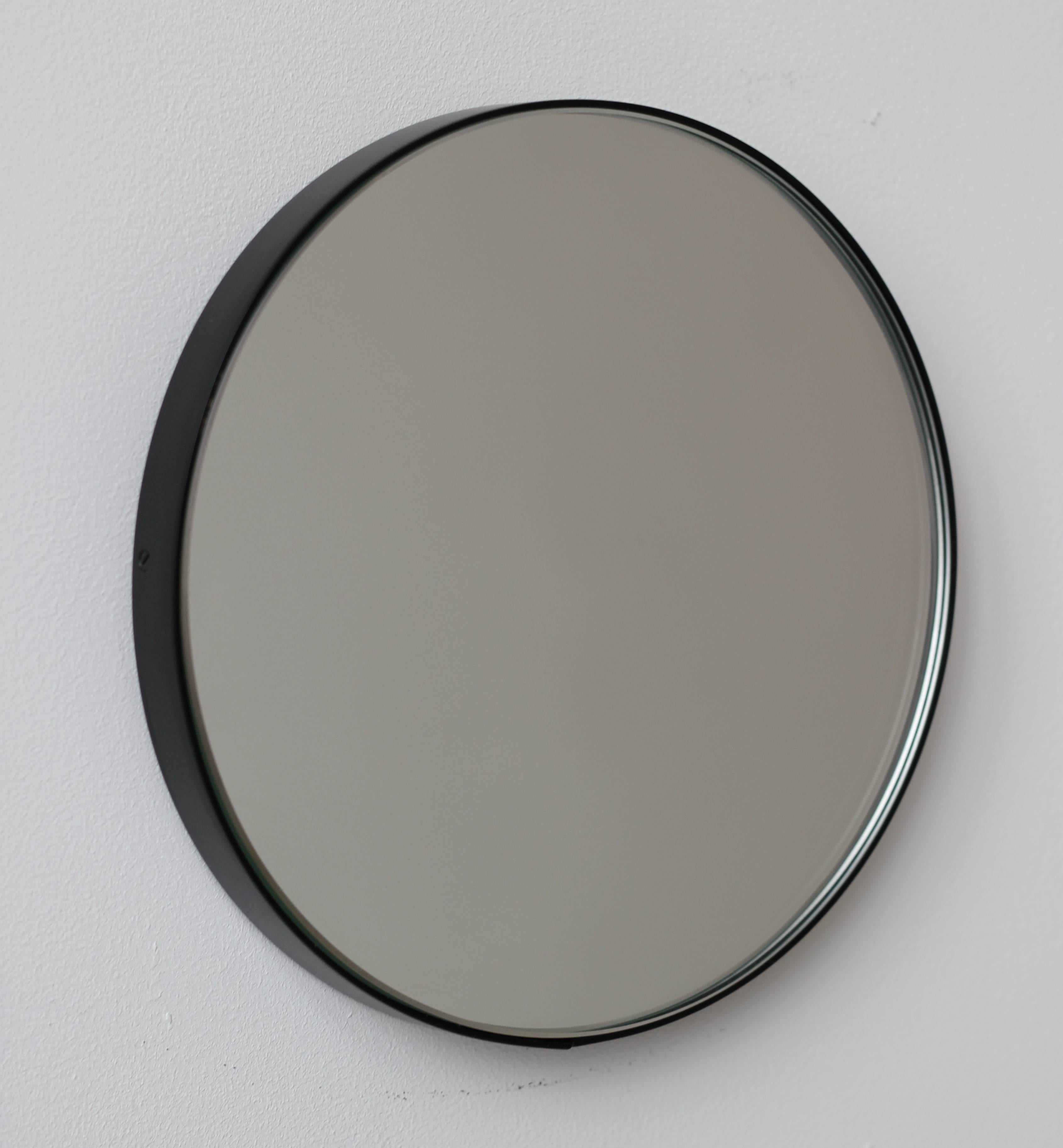 Britannique Orbis Round Art Deco Mirror with Handcraft Black Frame, Medium (Miroir rond Art Déco avec cadre noir fait main) en vente