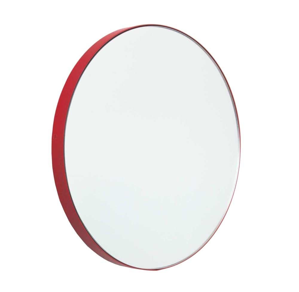Miroir rond minimaliste avec un cadre moderne en aluminium peint par poudrage en rouge. Conçu et fabriqué à la main à Londres, au Royaume-Uni.

Les miroirs de taille moyenne, grande et extra-large (60, 80 et 100 cm) sont équipés d'un ingénieux