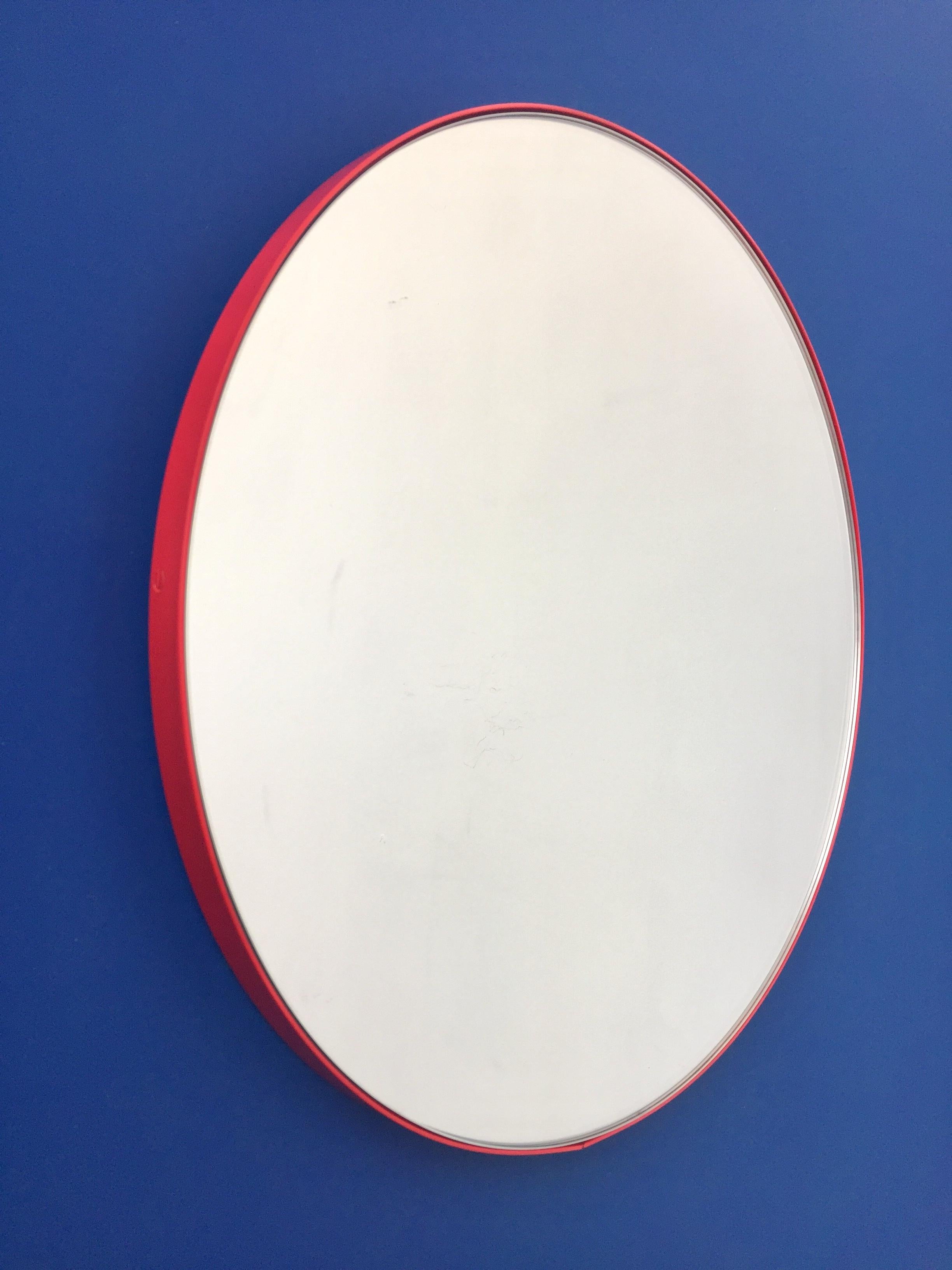 Organique Miroir rond contemporain Orbis avec cadre rouge, petit en vente