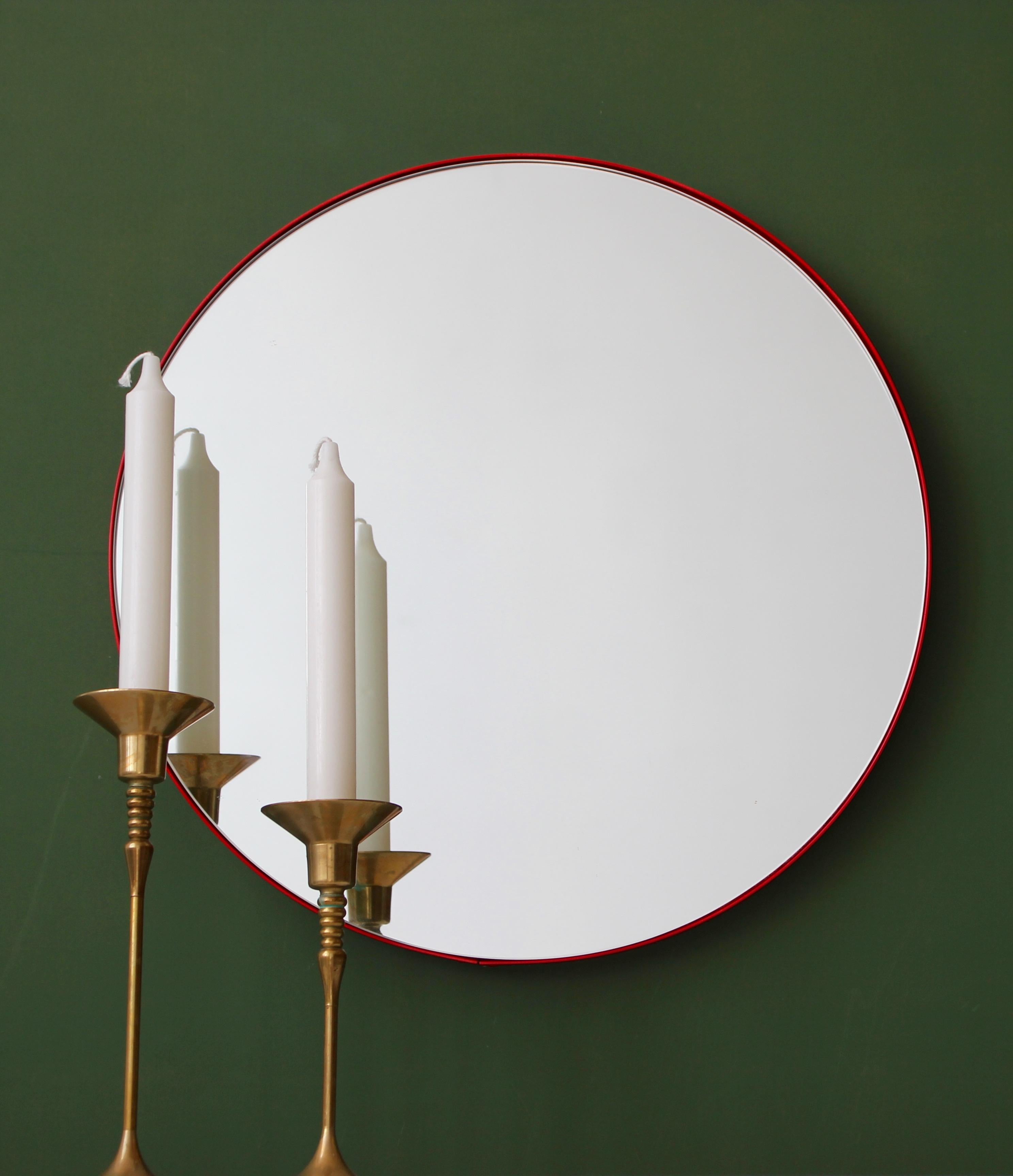 Poudré Miroir rond contemporain Orbis avec cadre rouge, petit en vente