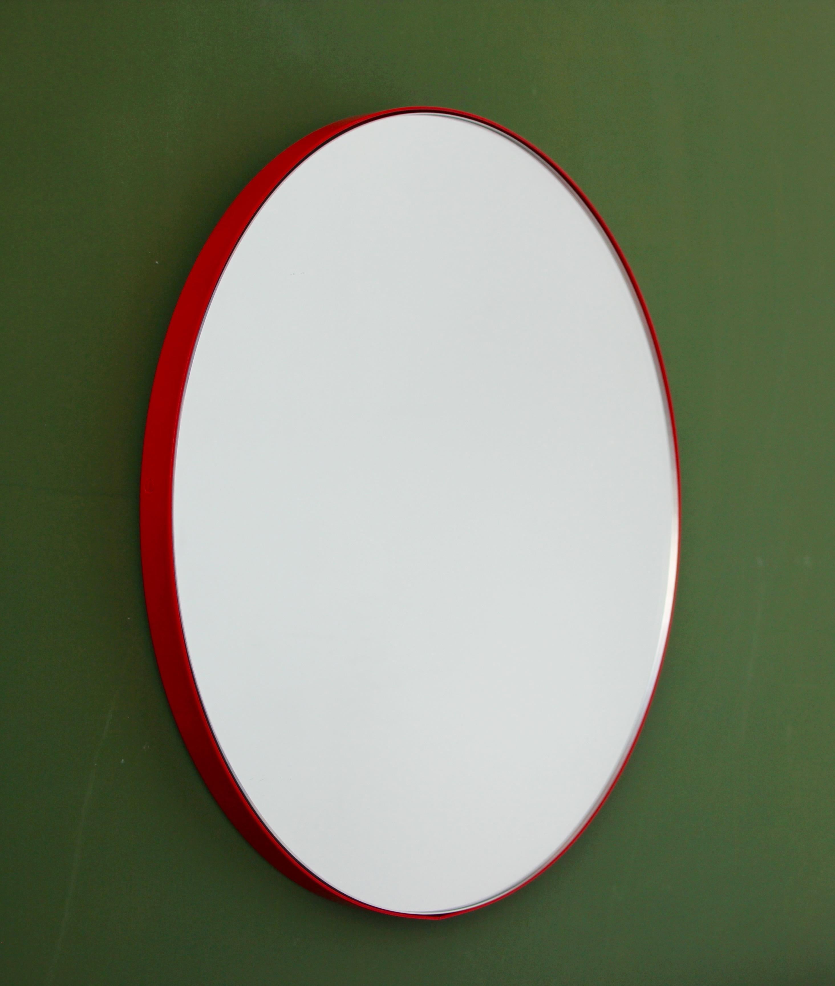 Britannique Miroir rond minimaliste Orbis avec cadre rouge, moyen en vente