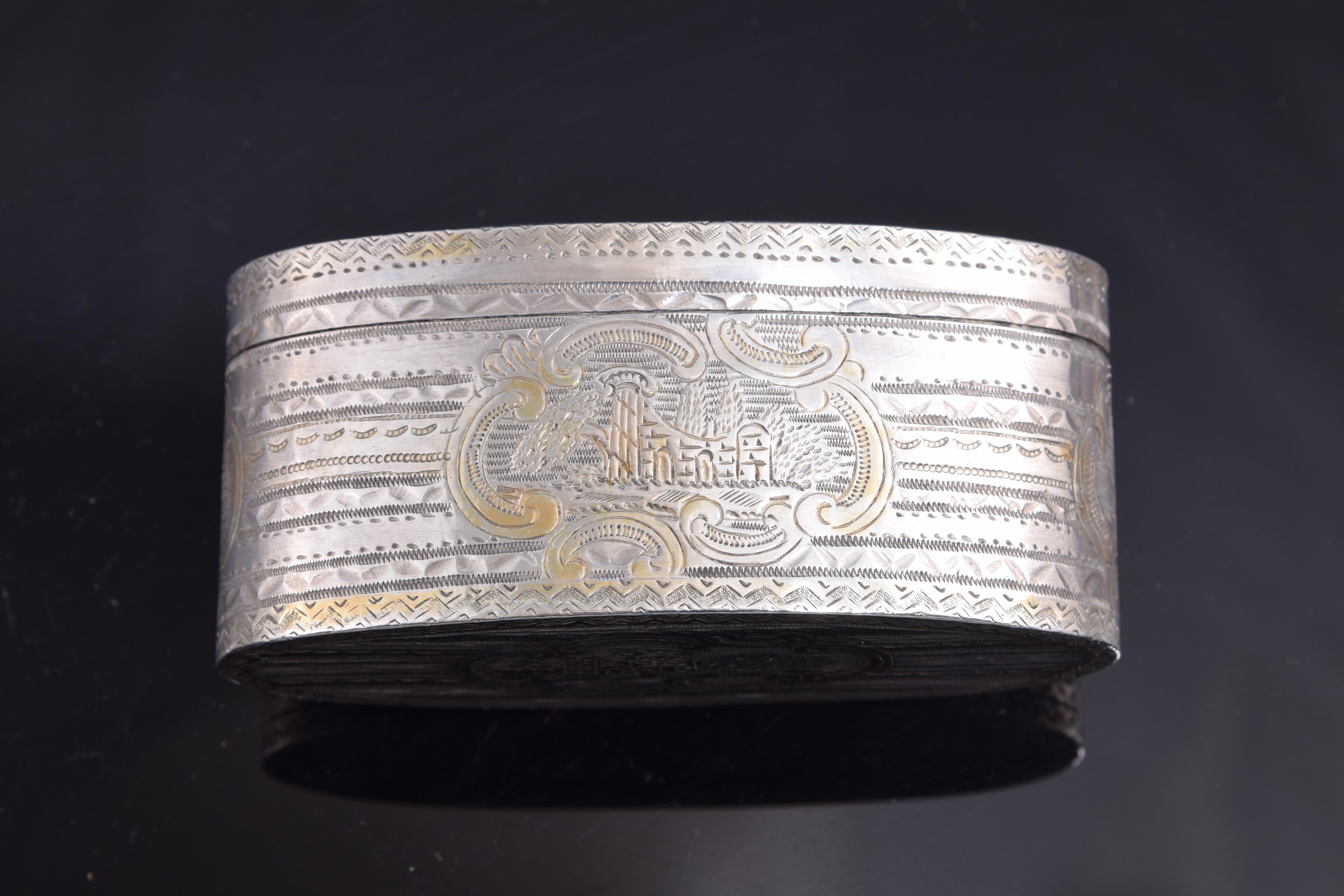 Silver Oval Box, 19th Century, with Hallmarks In Good Condition For Sale In Madrid, ES