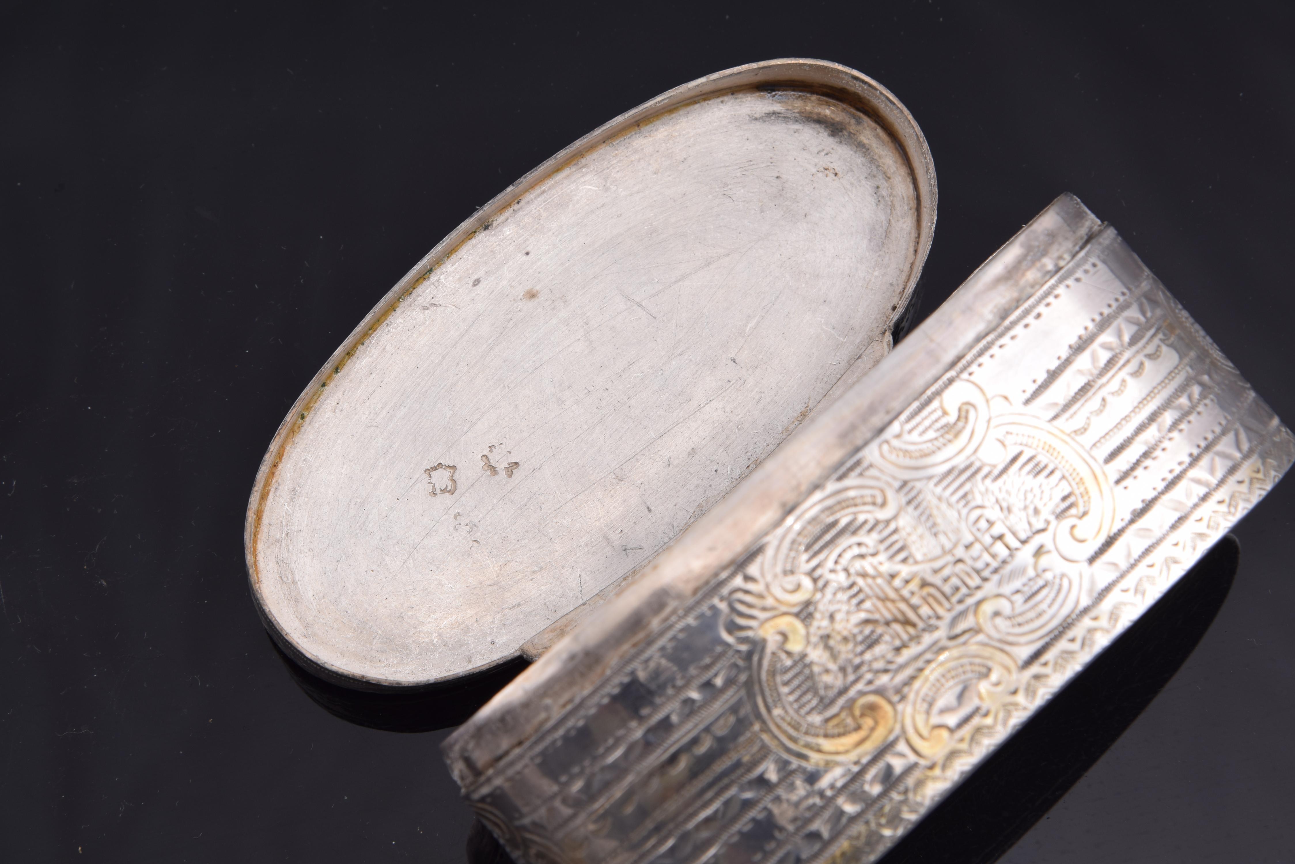 Argent Boîte ovale en argent, 19ème siècle, avec poinçons en vente