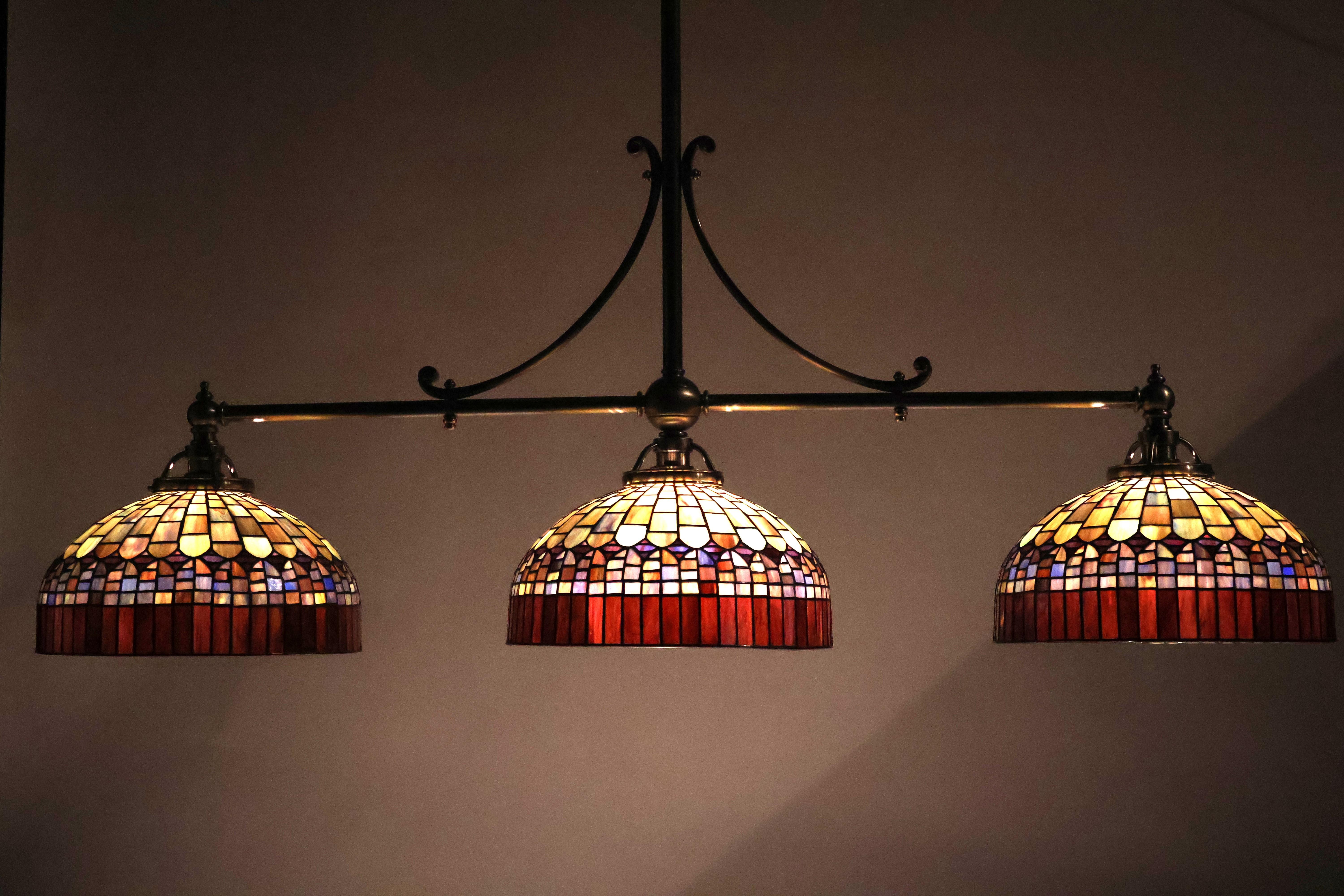 Lampada da biliardo a 3 luci in argento e bronzo in vendita 2