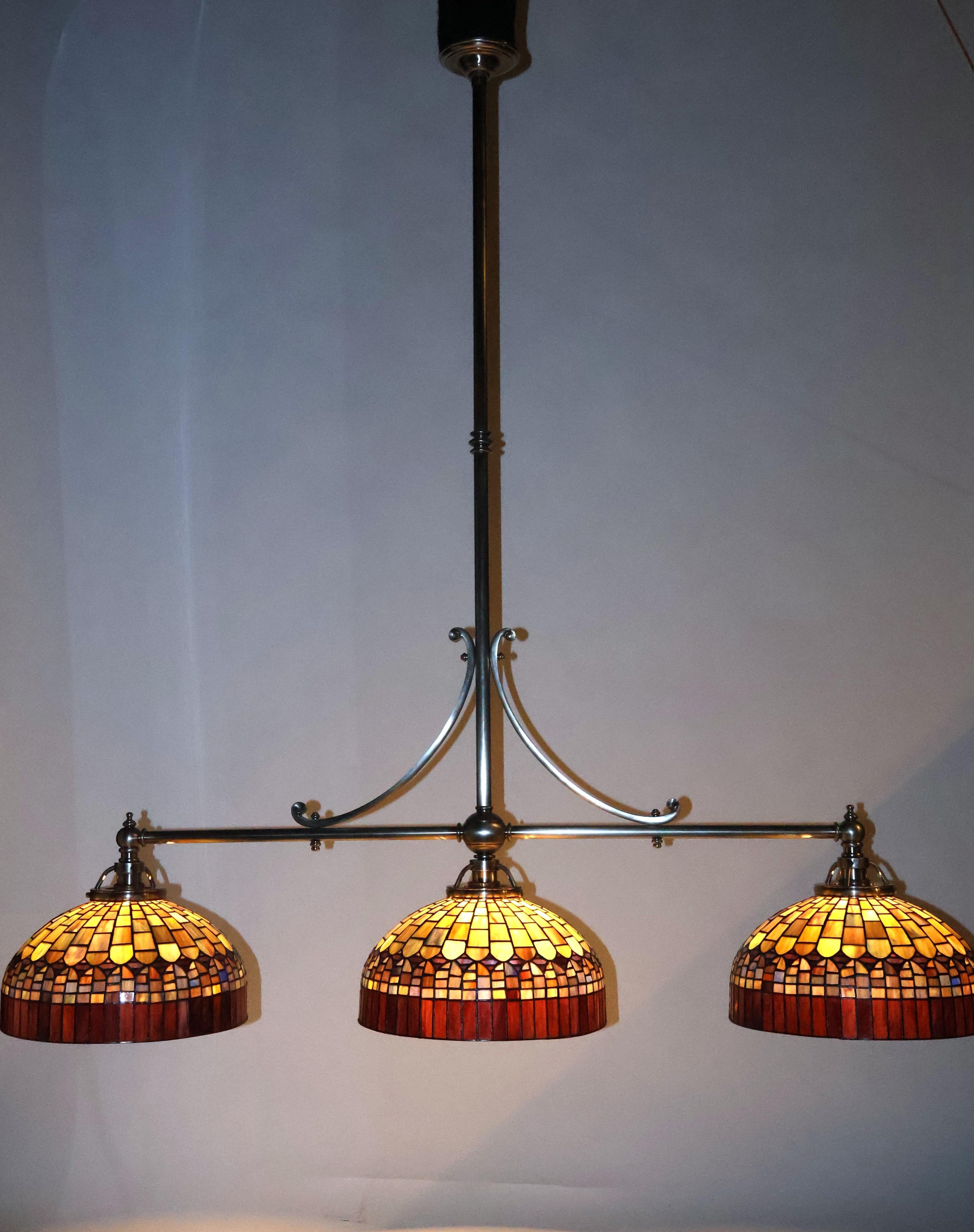 Una bella lampada da biliardo o da banco in argento e bronzo con 3 paralumi in stile Tiffany. Francia, circa 1980. 
Dimensioni: Altezza 66