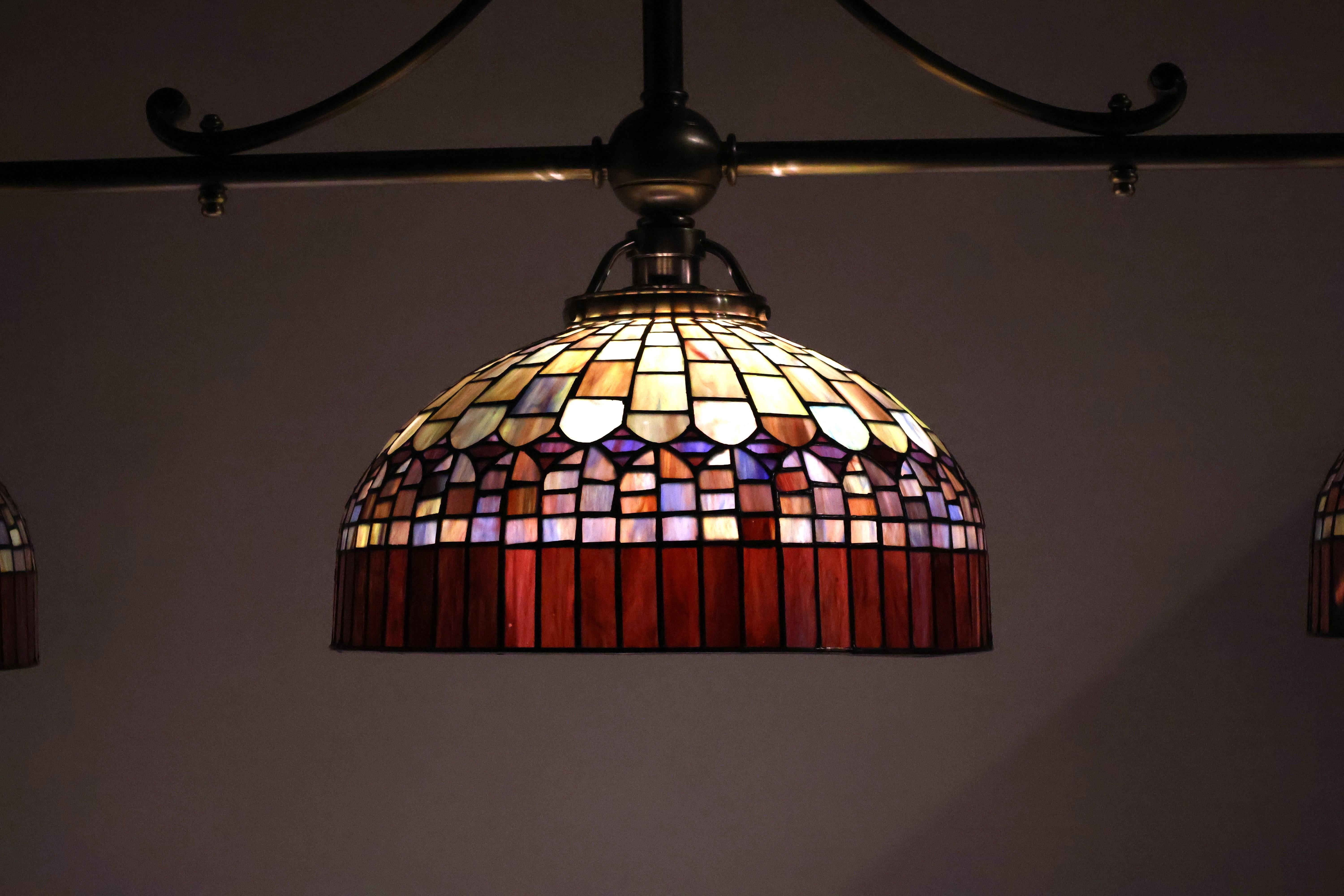 Bronzo Lampada da biliardo a 3 luci in argento e bronzo in vendita