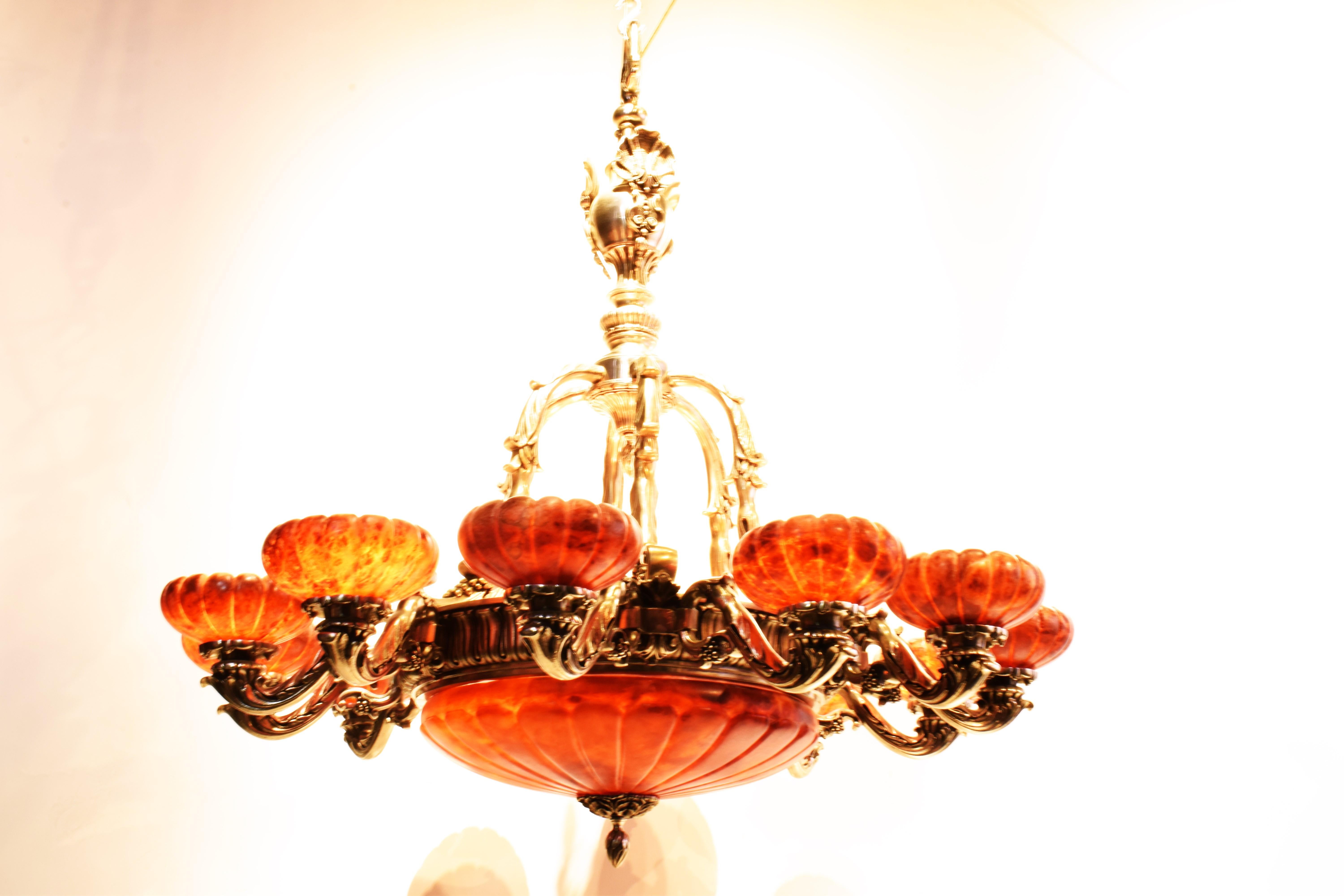 Ein sehr feiner Silber über Bronze & Alabaster Kronleuchter im Louis XVI Geschmack mit gedrehter & handgeschnittener Alabasterkuppel & Schirmen (12). 
16 Lichter (4 in der Kuppel, 12 beleuchtete Arme)
Frankreich, um 1920
Abmessungen: Höhe 46
