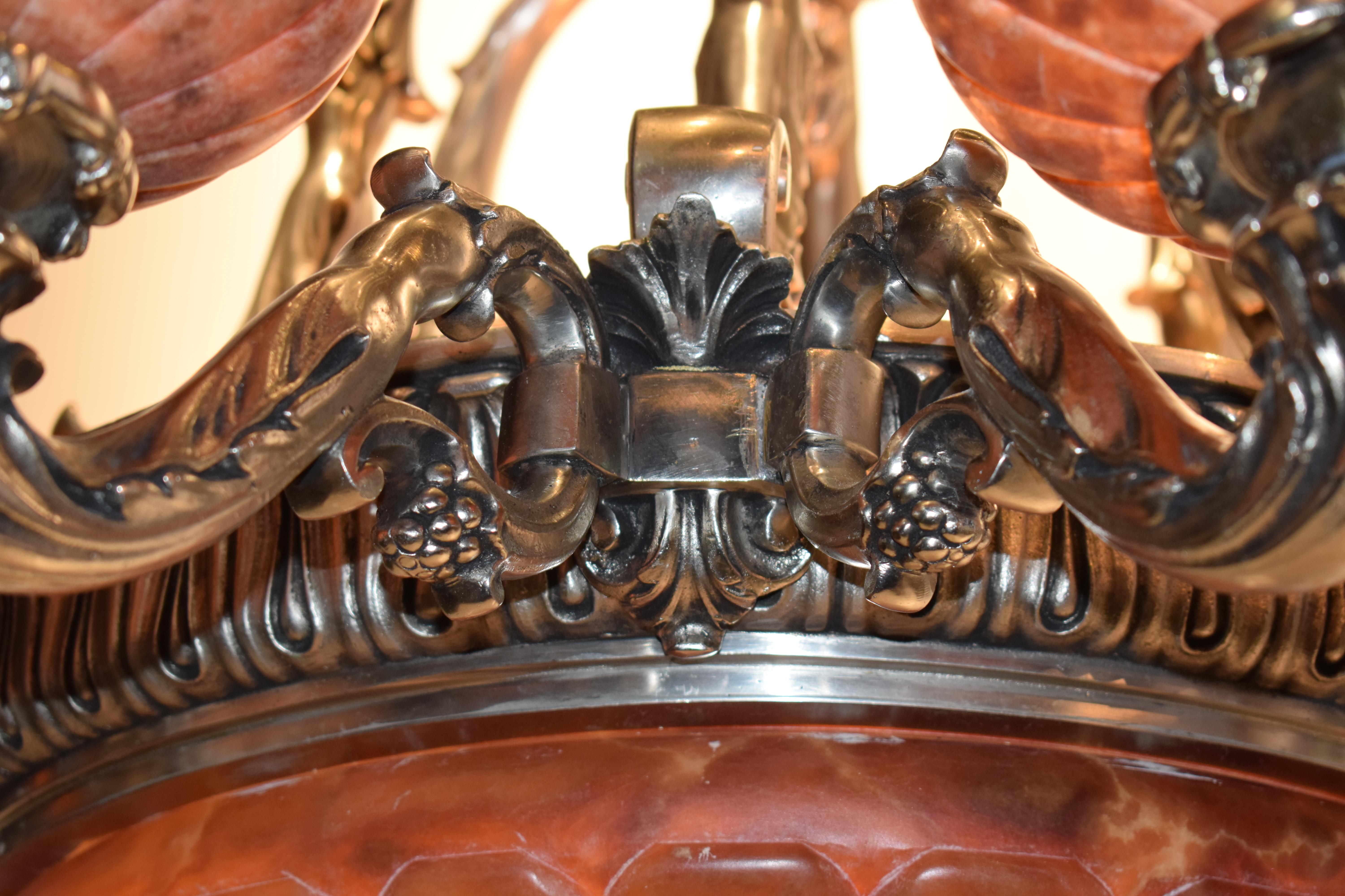 Silber über Bronze & Alabaster Kronleuchter mit Alabaster Dome & Schirme (Versilbert) im Angebot
