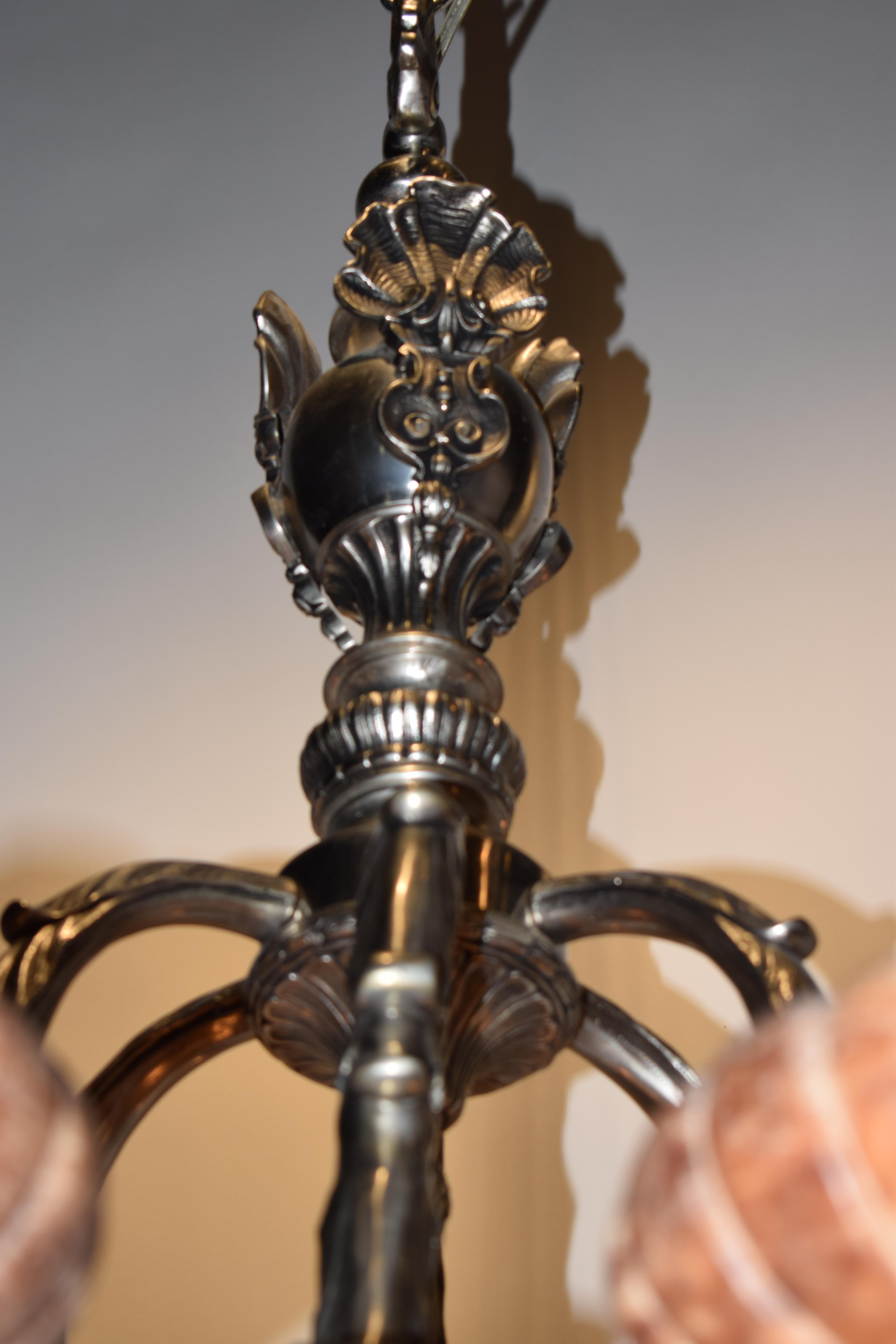 Silber über Bronze & Alabaster Kronleuchter mit Alabaster Dome & Schirme im Zustand „Gut“ im Angebot in Atlanta, GA