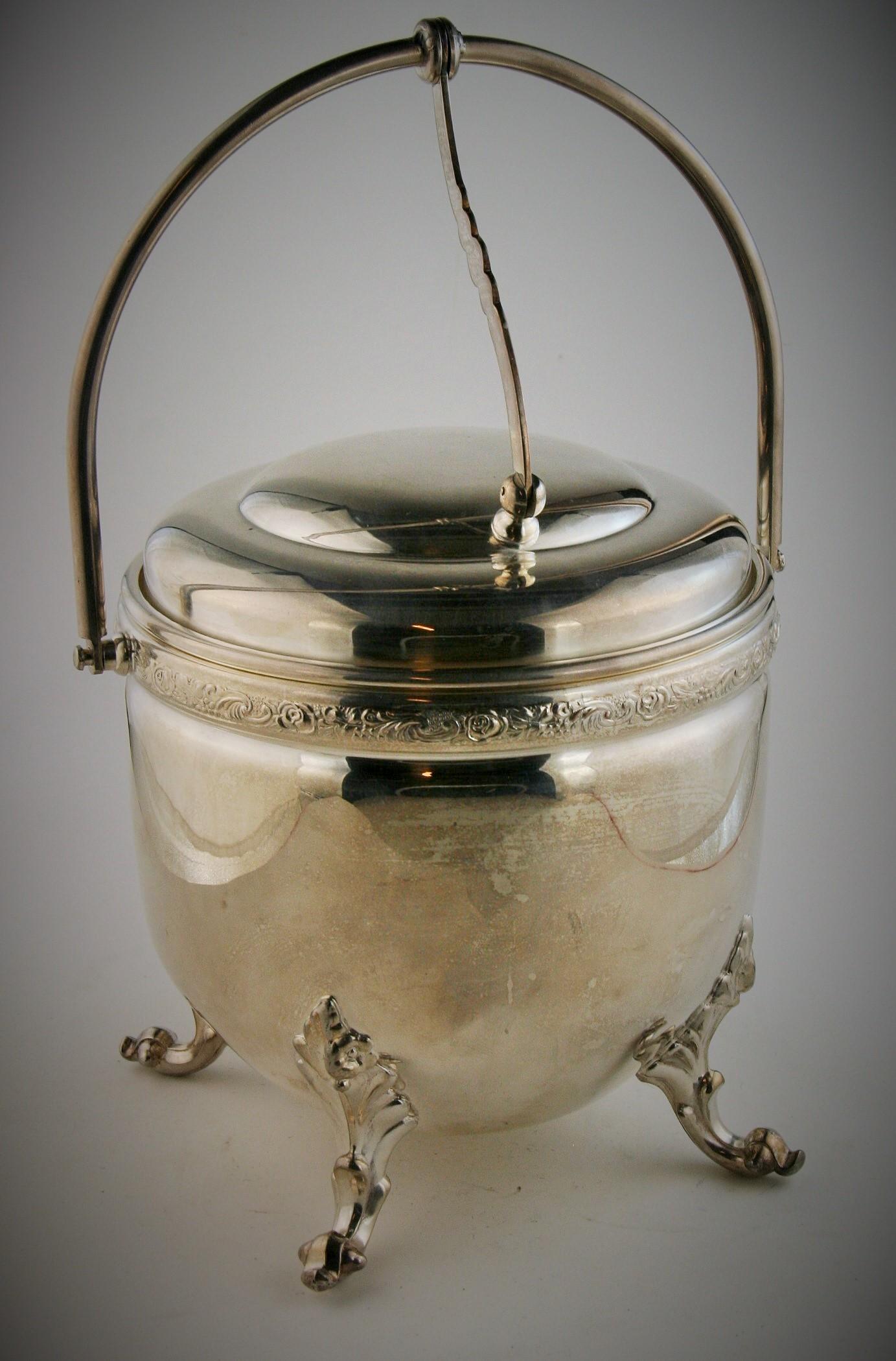 8-248 Seau à glace à pied en argent et cuivre avec couvercle rétractable et revêtement en verre, vers les années 1940.