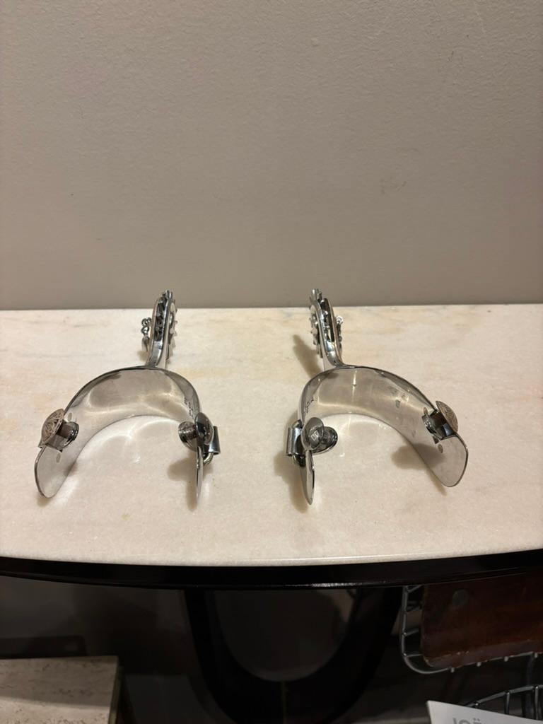Espuelas de Vaquero de Acero Pulido con Recubrimiento de Plata de Eduardo Garcia  circa 1980's en venta 3
