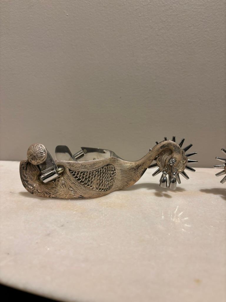 Espuelas de lujo de acero pulido recubiertas de plata de Eduardo Garcia, hacia la década de 1980.
 
Pareja de espuelas de rancho vaquero / vaquero de Eduardo Garcia (1923-2009), firmadas E. Garcia.

2 1/2 x 7 1/4 x 5 in. (6.4 x 18.4 x 12.7 cm.)

Un
