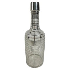 Silber-Overlay-Barflasche im Art-déco-Stil mit geriffeltem Muster und Monogramm und Plakette „L“ aus Silber