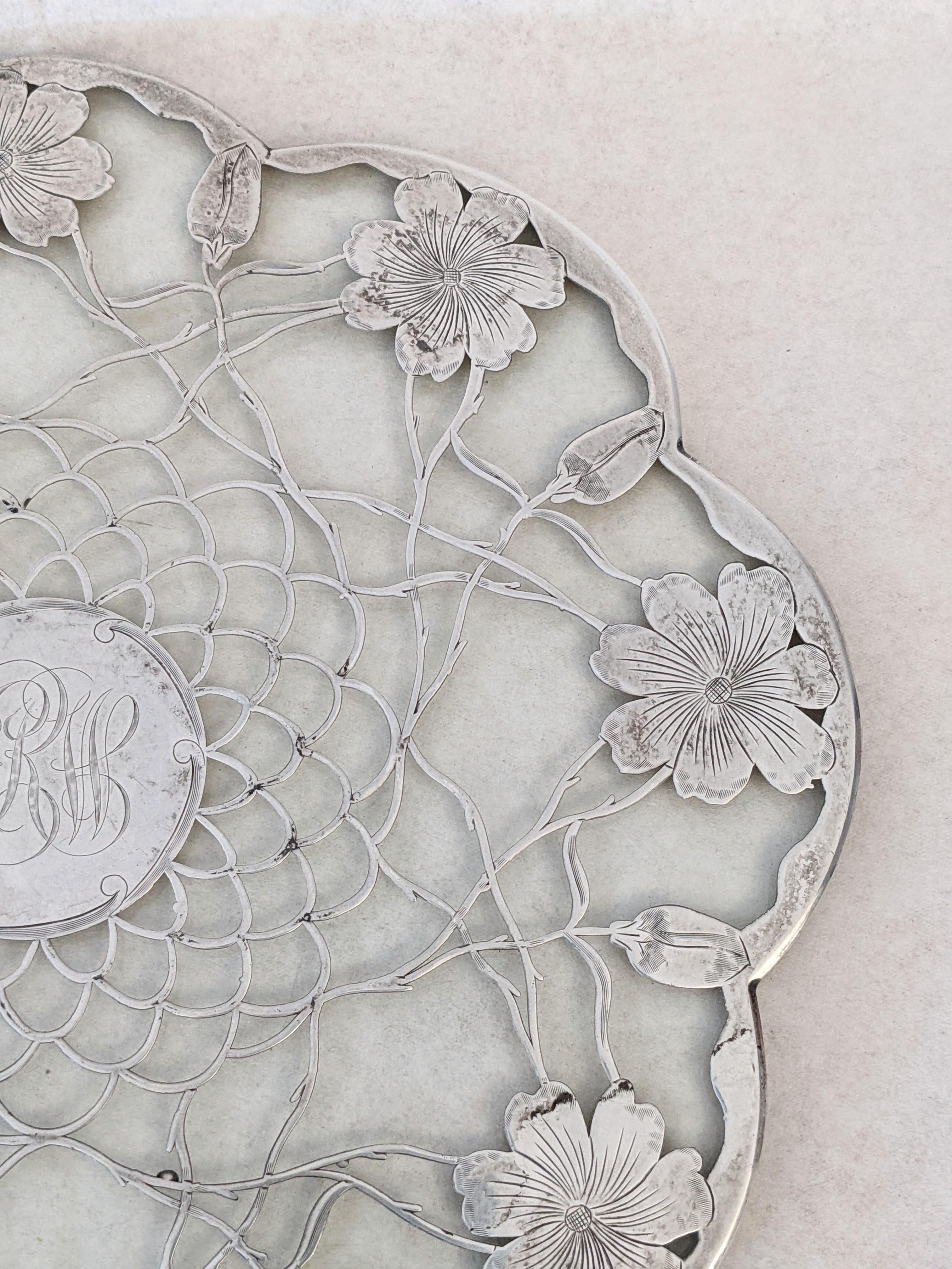 Salvamanteles Art Nouveau de plata sobrepuesta Grabado en venta