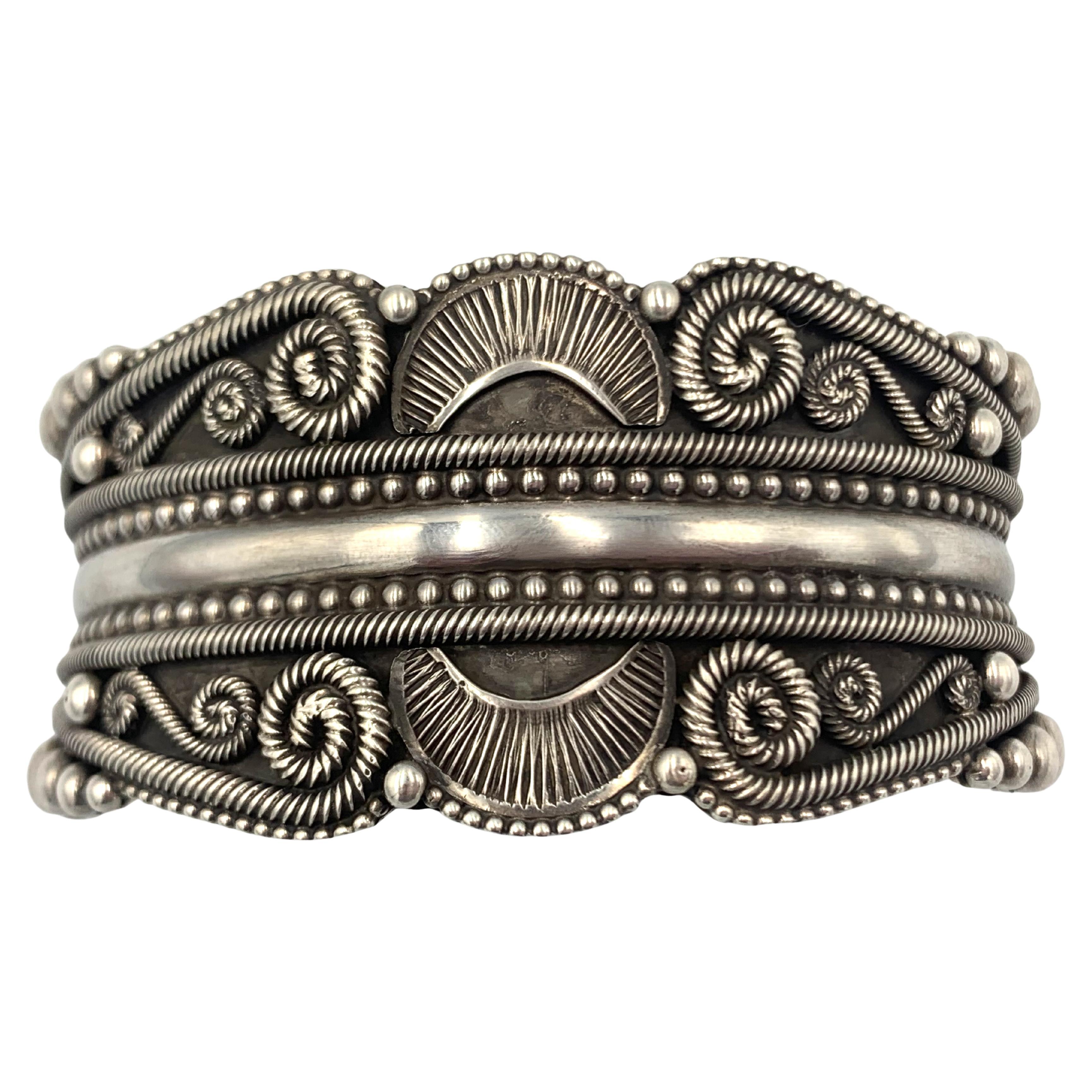 Pulsera superpuesta de plata de Rick Martinez