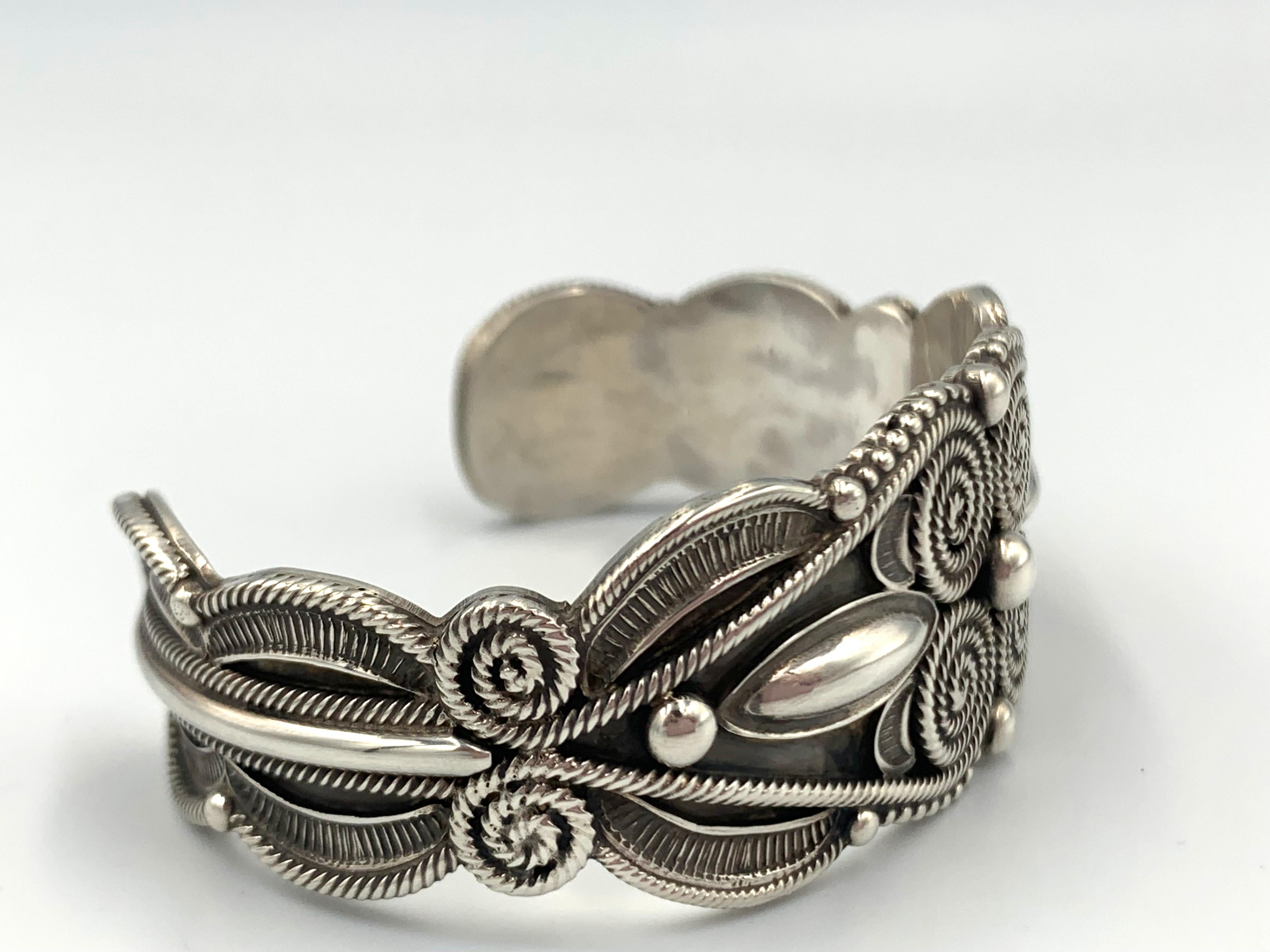 Pulsera superpuesta de plata de Rick Martinez J3059 nativo estadounidense en venta