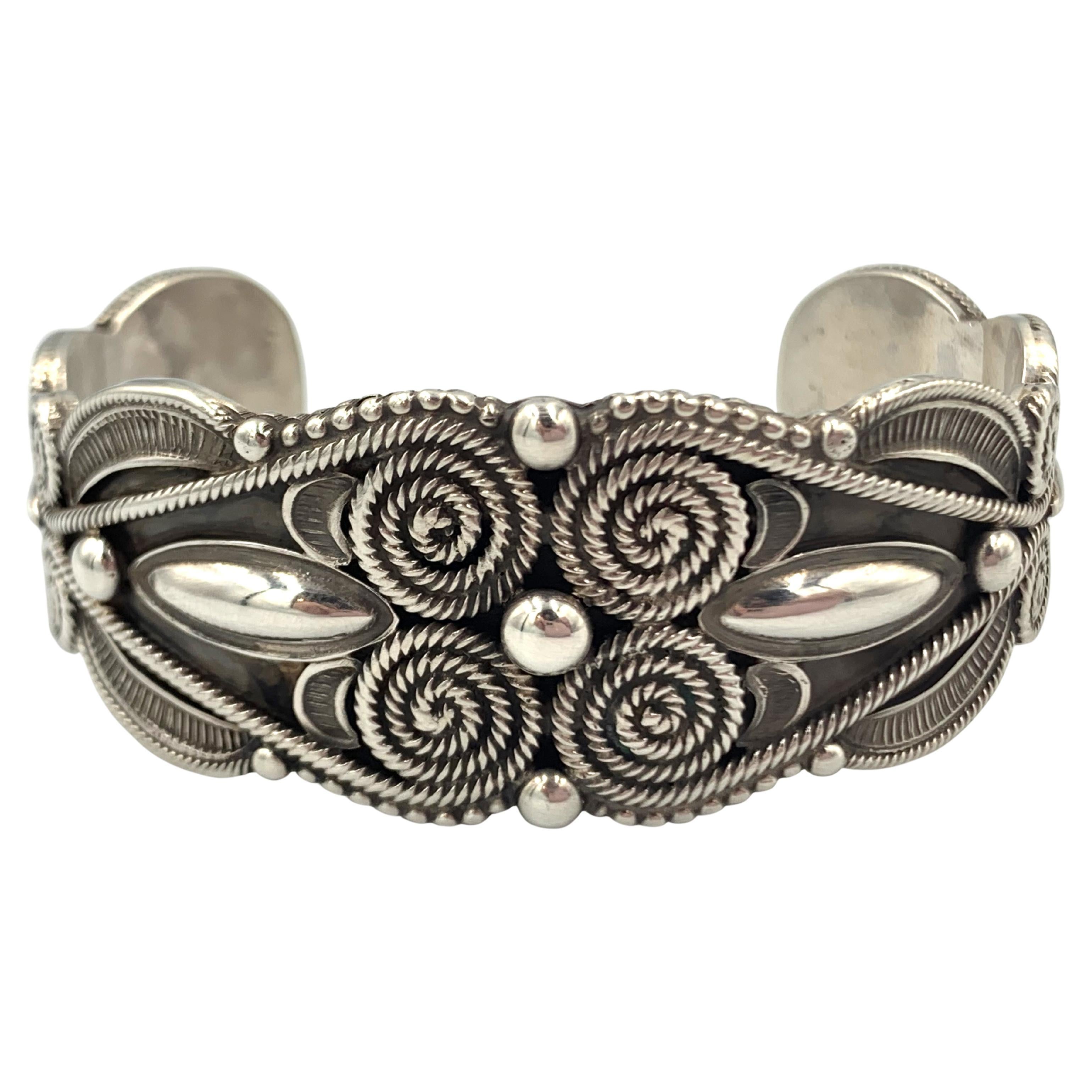 Pulsera superpuesta de plata de Rick Martinez J3059 en venta