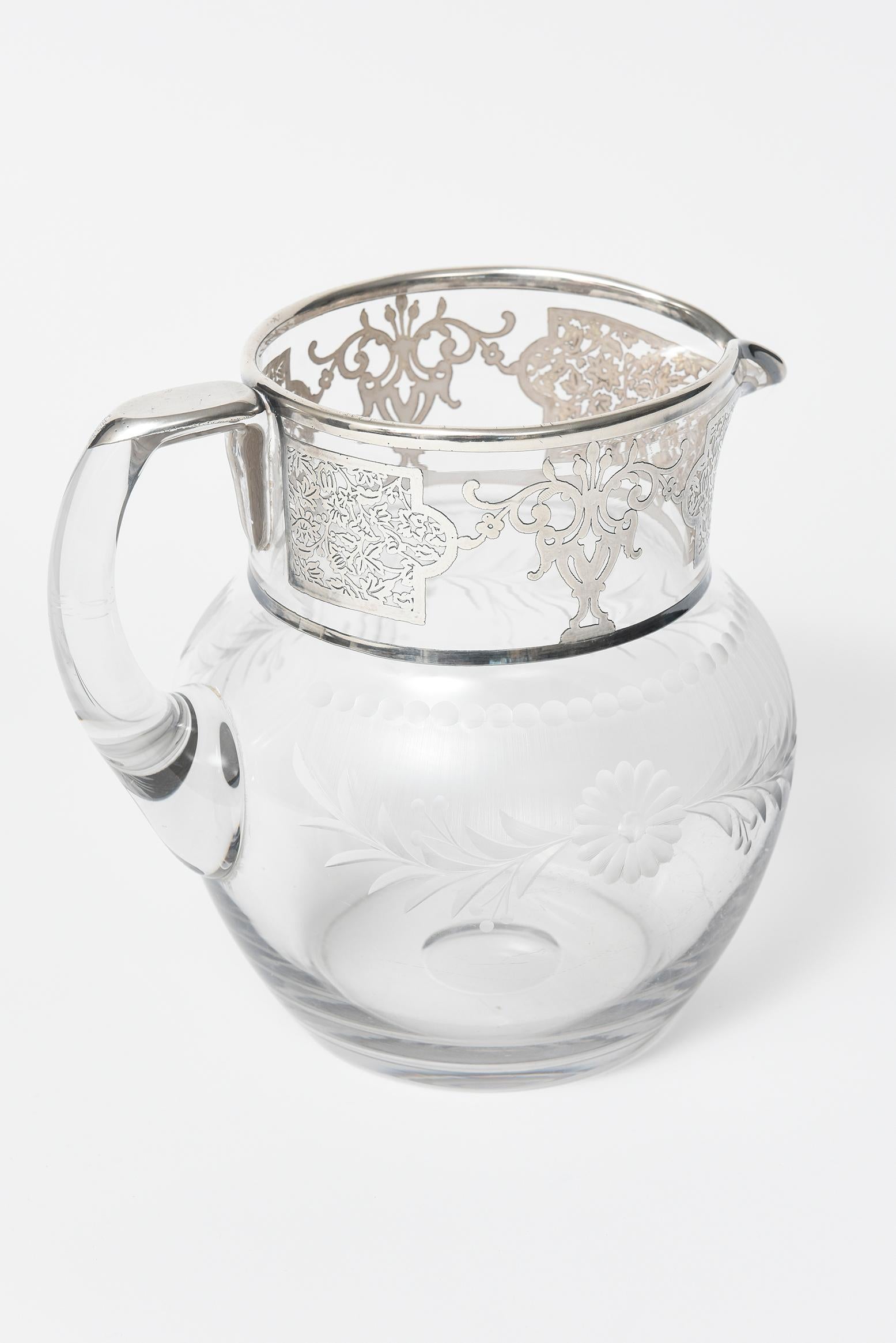 Jarra de agua de cristal transparente con incrustación floral plateada y grabada Decantador siglo XX en venta